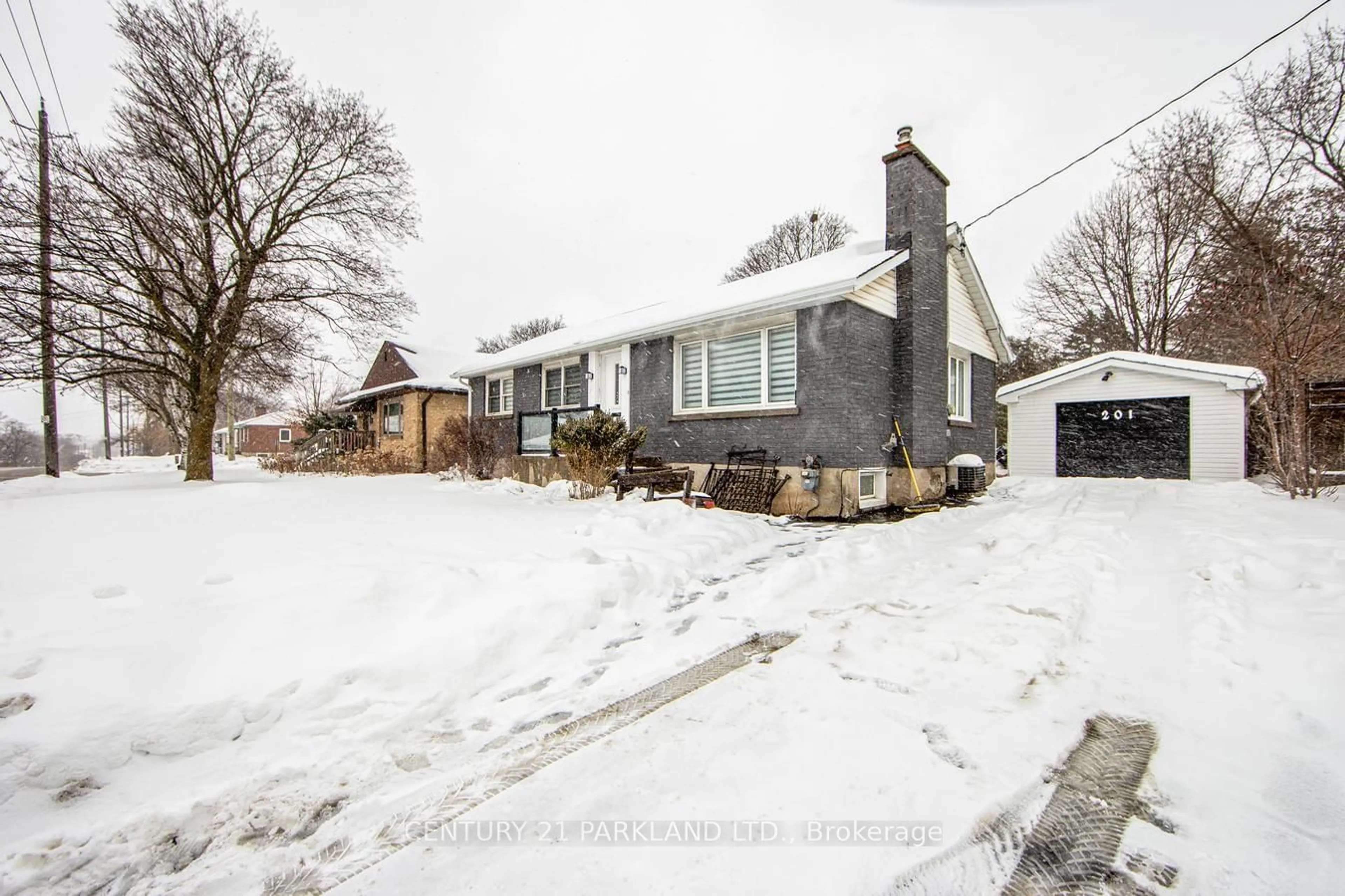 A pic from outside/outdoor area/front of a property/back of a property/a pic from drone, street for 201 St Vincent St, Barrie Ontario L4M 3Z5