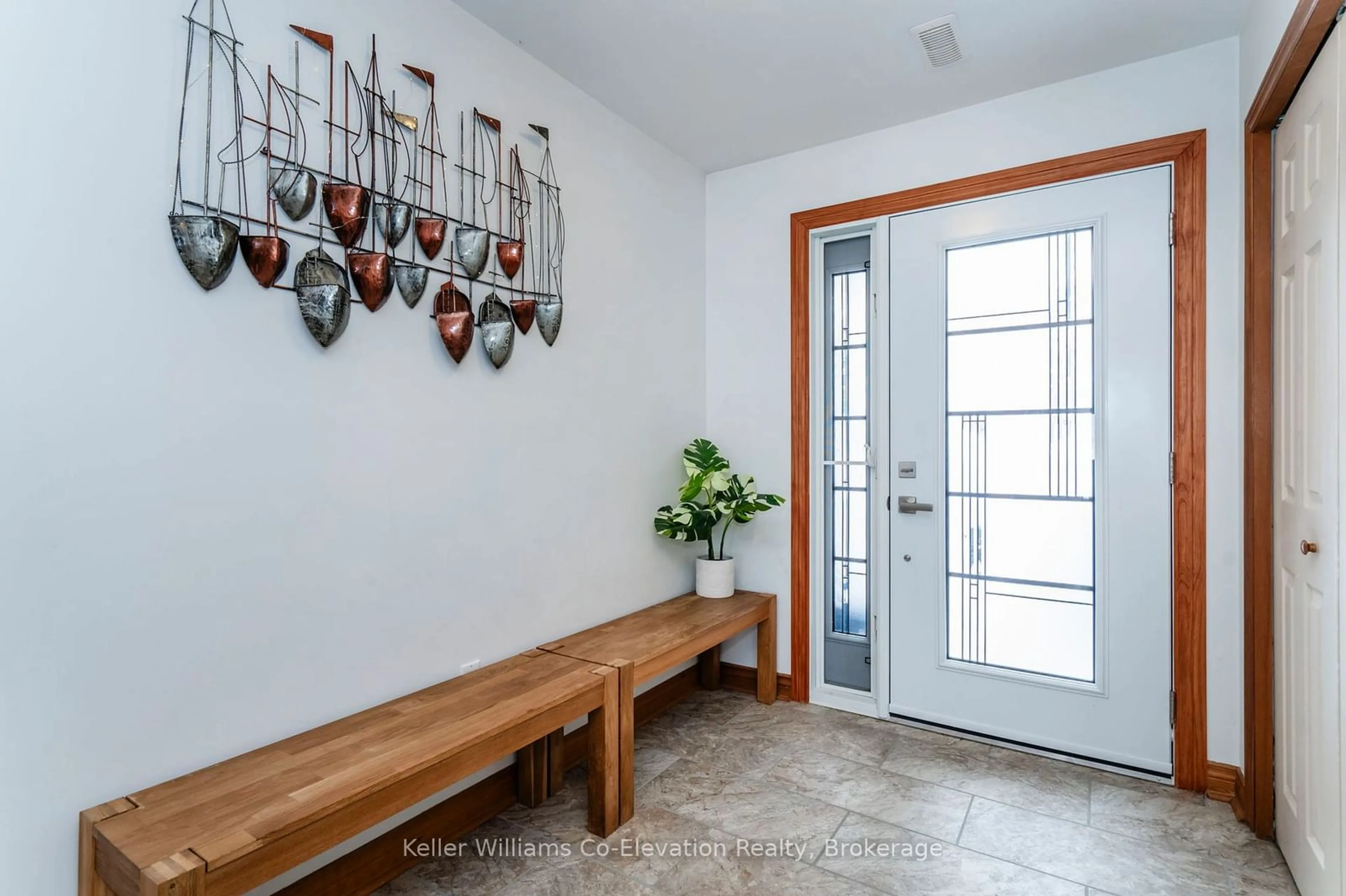 Indoor entryway for 8 Beck Blvd #7, Penetanguishene Ontario L9M 1C3