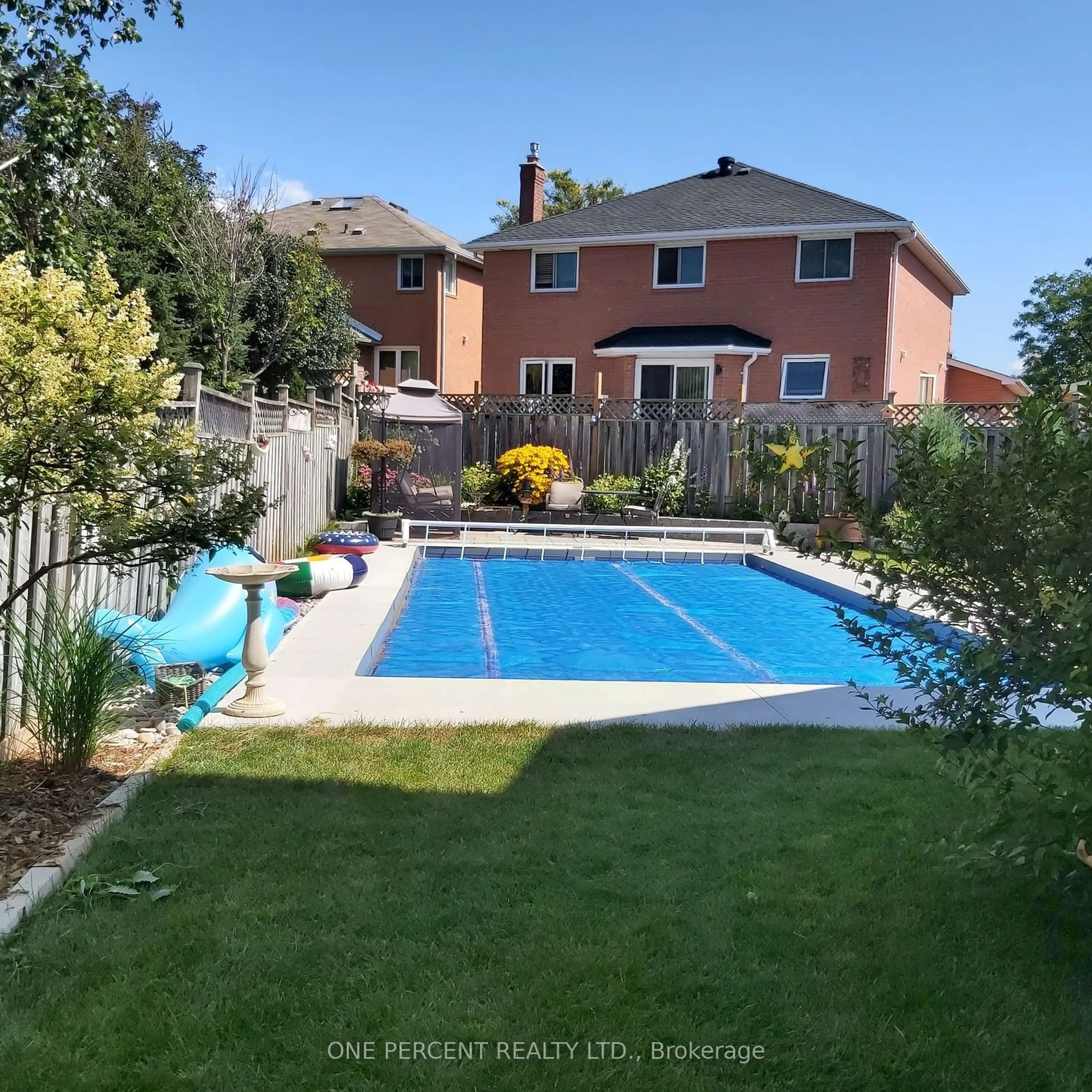 A pic from outside/outdoor area/front of a property/back of a property/a pic from drone, water/lake/river/ocean view for 21 Barwick Dr, Barrie Ontario L4N 6Z7