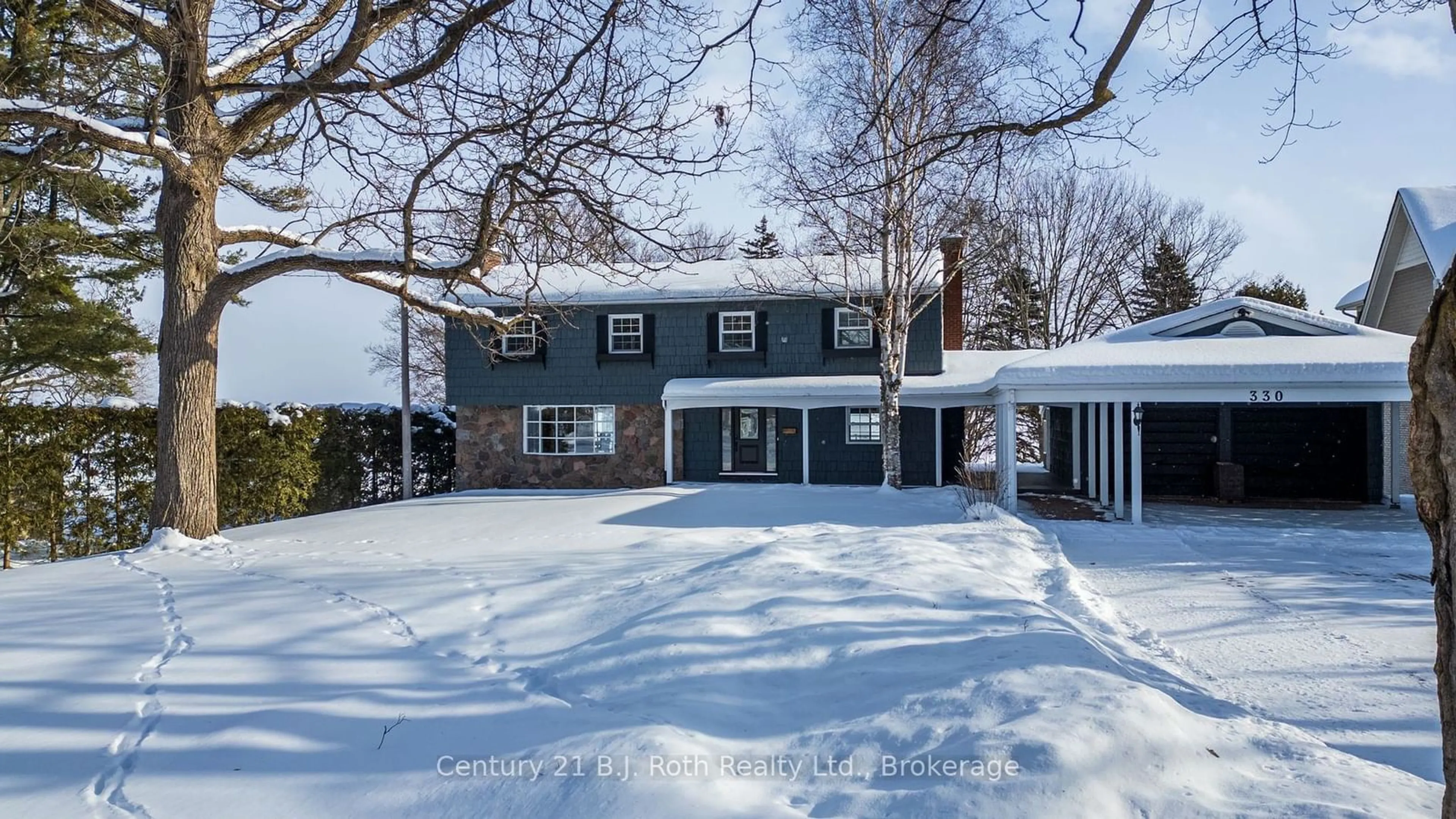 A pic from outside/outdoor area/front of a property/back of a property/a pic from drone, street for 330 Bay St, Orillia Ontario L3V 3X4