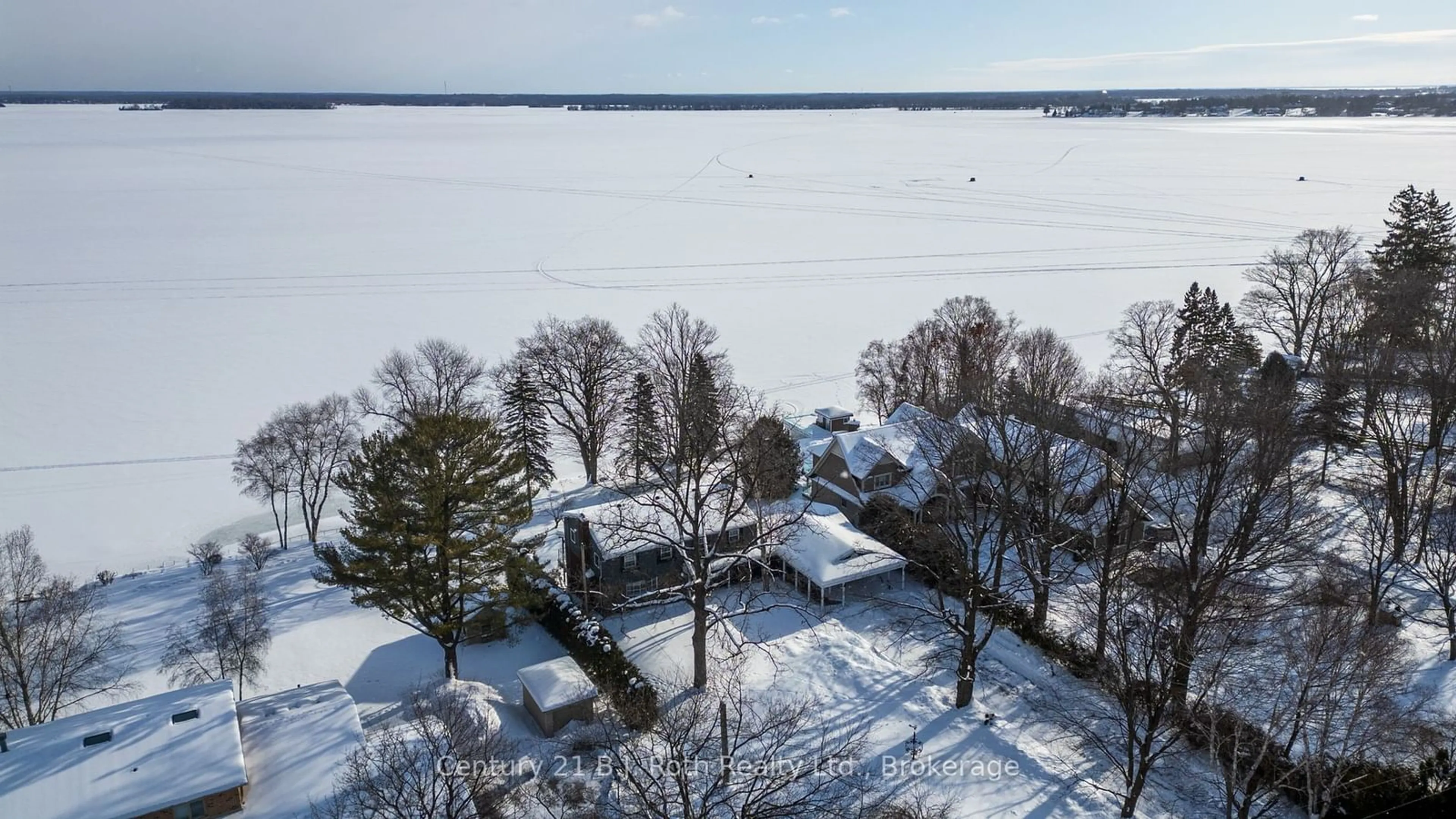 A pic from outside/outdoor area/front of a property/back of a property/a pic from drone, water/lake/river/ocean view for 330 Bay St, Orillia Ontario L3V 3X4