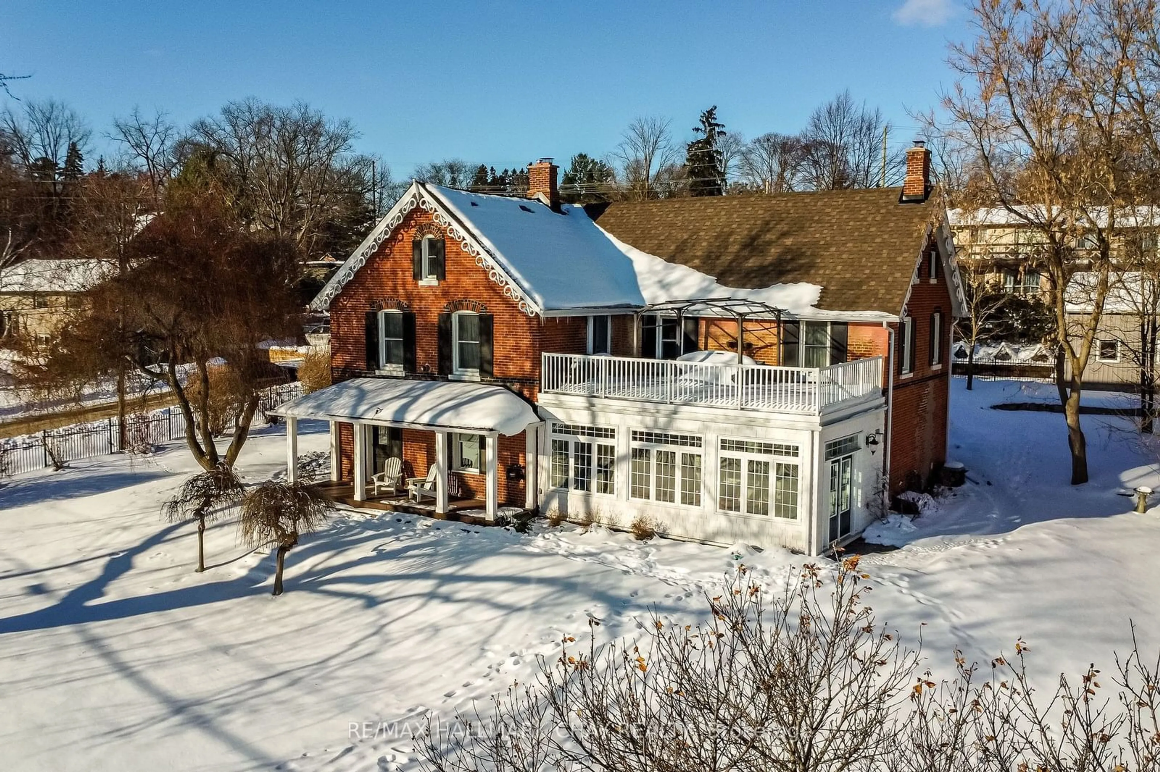 A pic from outside/outdoor area/front of a property/back of a property/a pic from drone, building for 36 Shanty Bay Rd, Barrie Ontario L4M 1C8