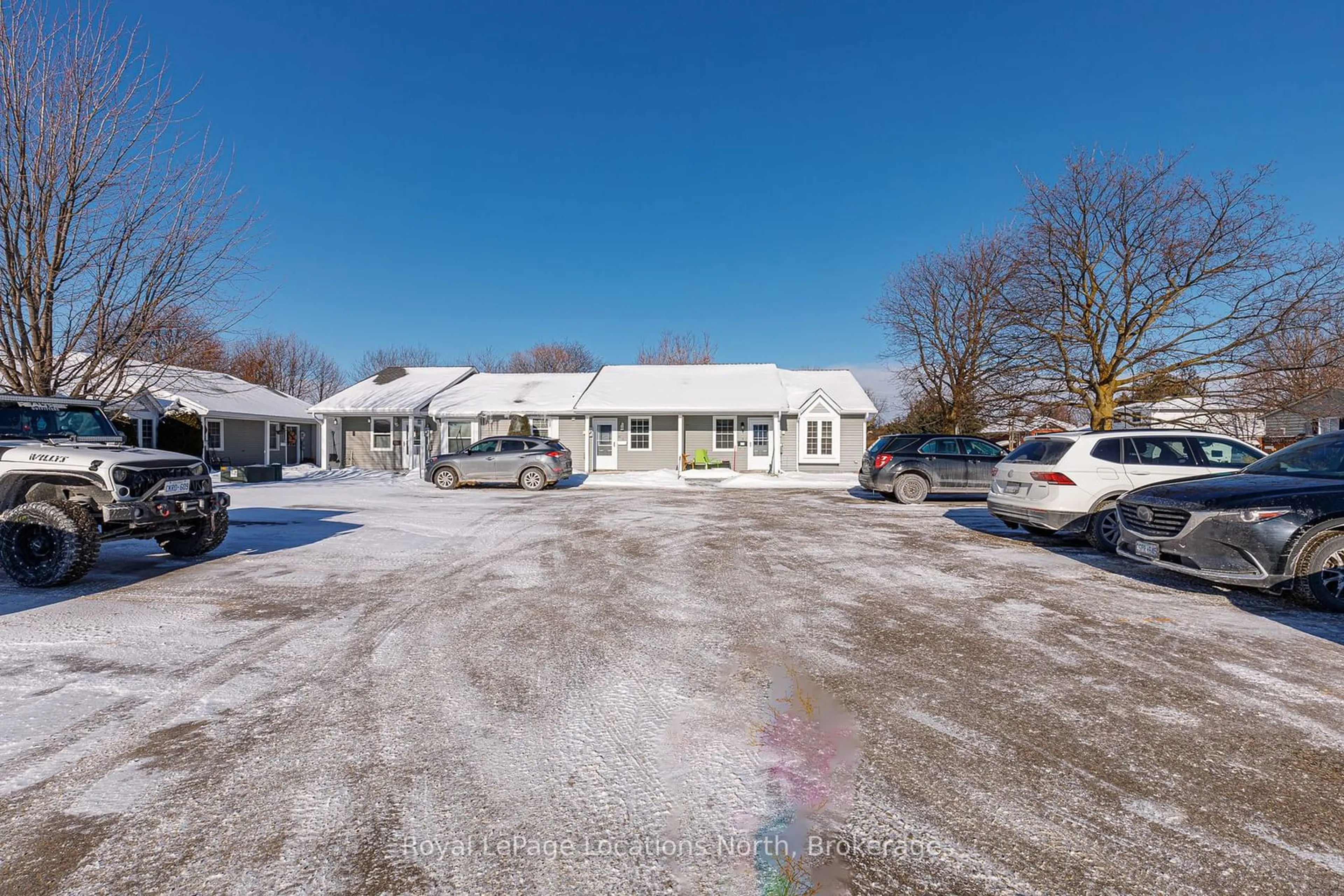 A pic from outside/outdoor area/front of a property/back of a property/a pic from drone, building for 140 Albert St #14, Collingwood Ontario L9Y 3Y5