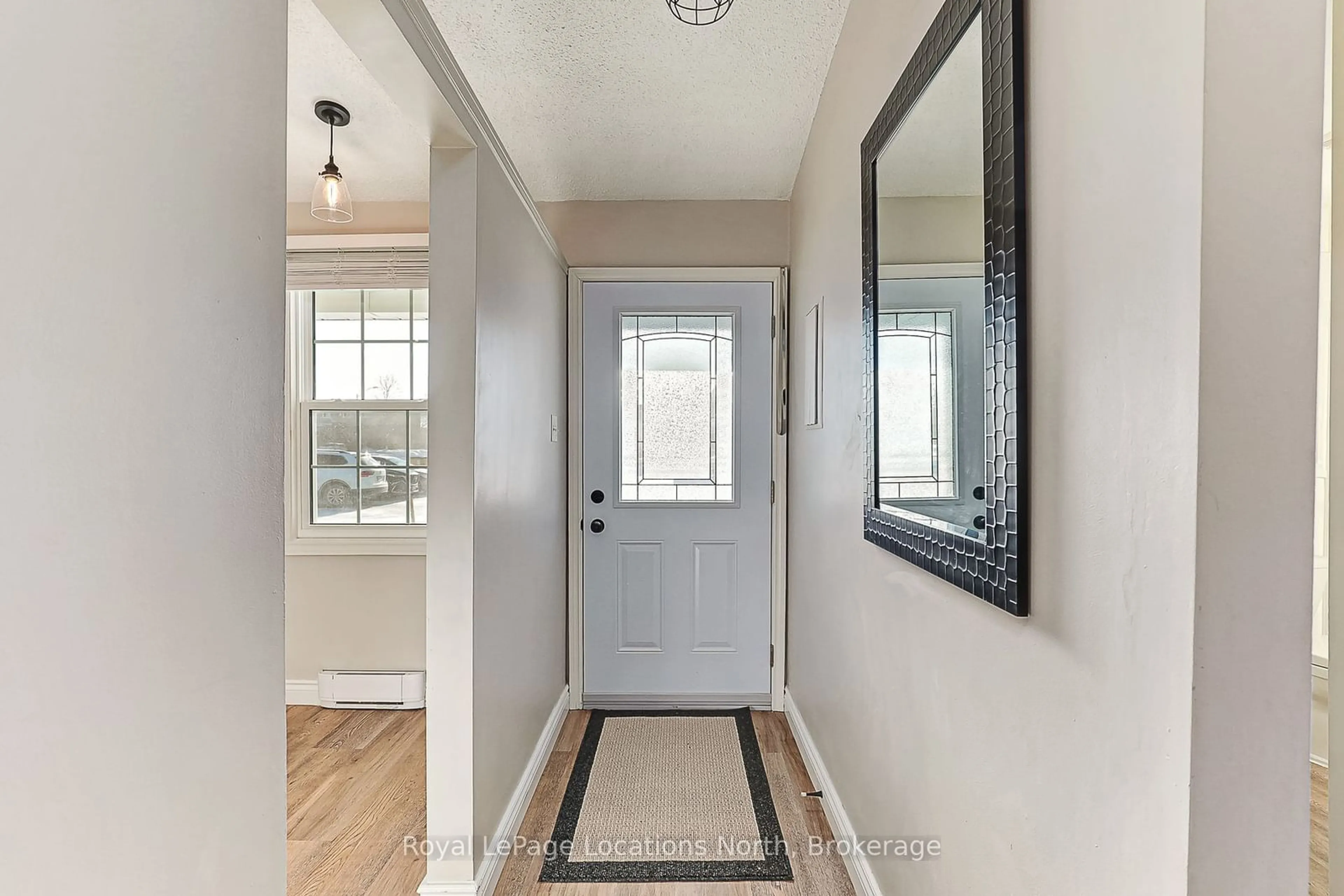 Indoor entryway for 140 Albert St #14, Collingwood Ontario L9Y 3Y5