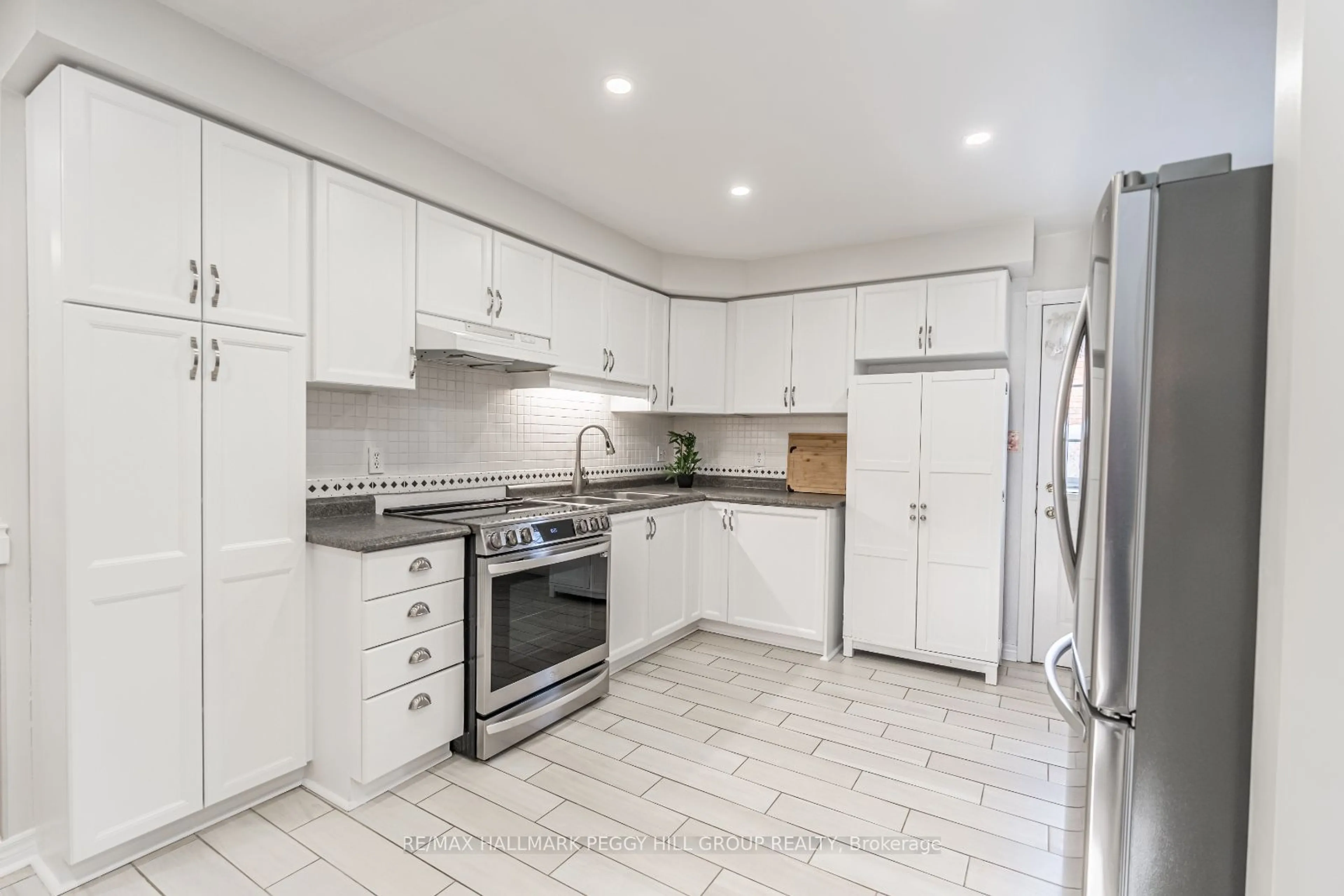 Standard kitchen, ceramic/tile floor for 381 Leacock Dr, Barrie Ontario L4N 5S6