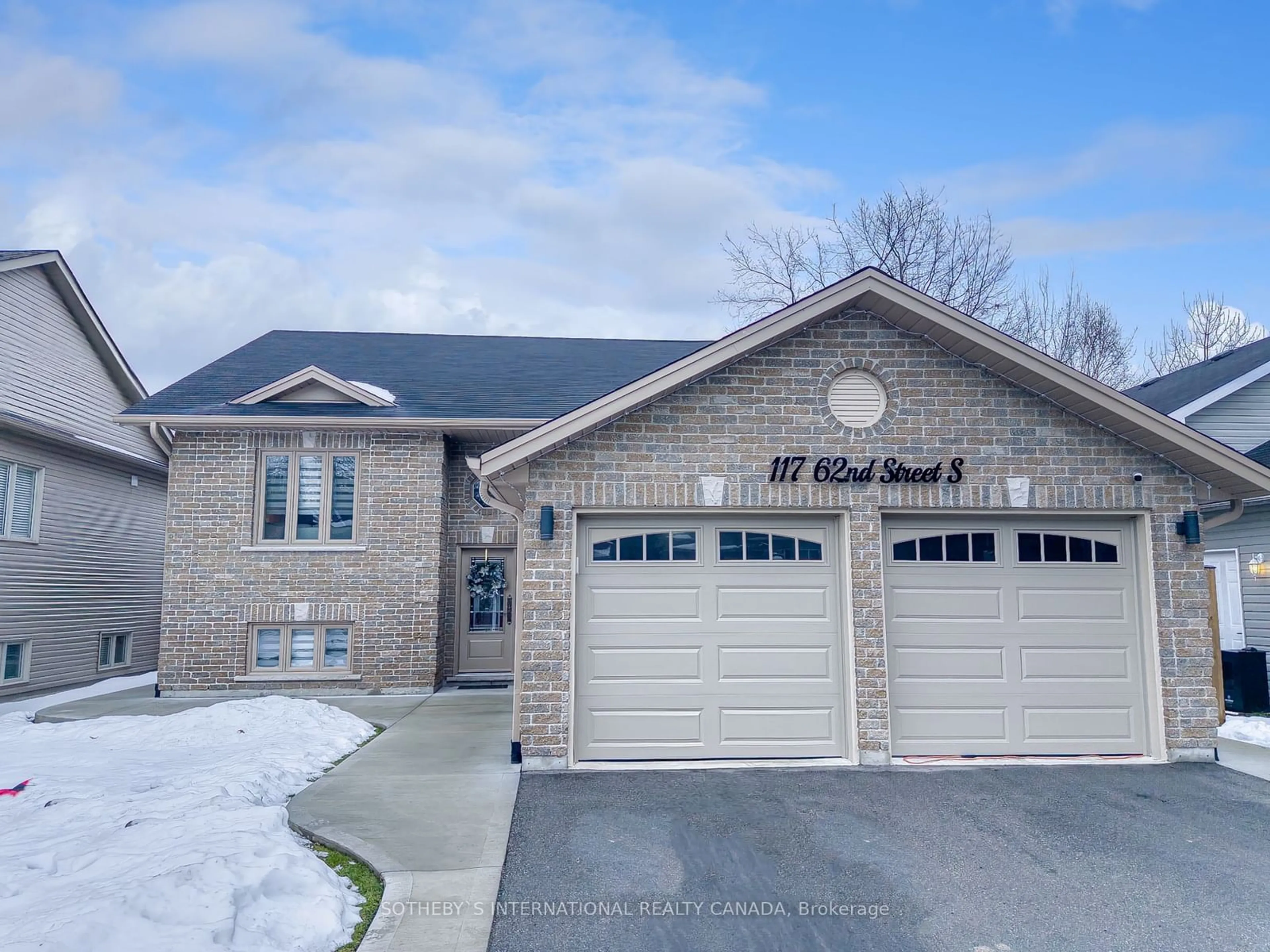 Home with brick exterior material, street for 117 62nd St, Wasaga Beach Ontario L9Z 2Z4