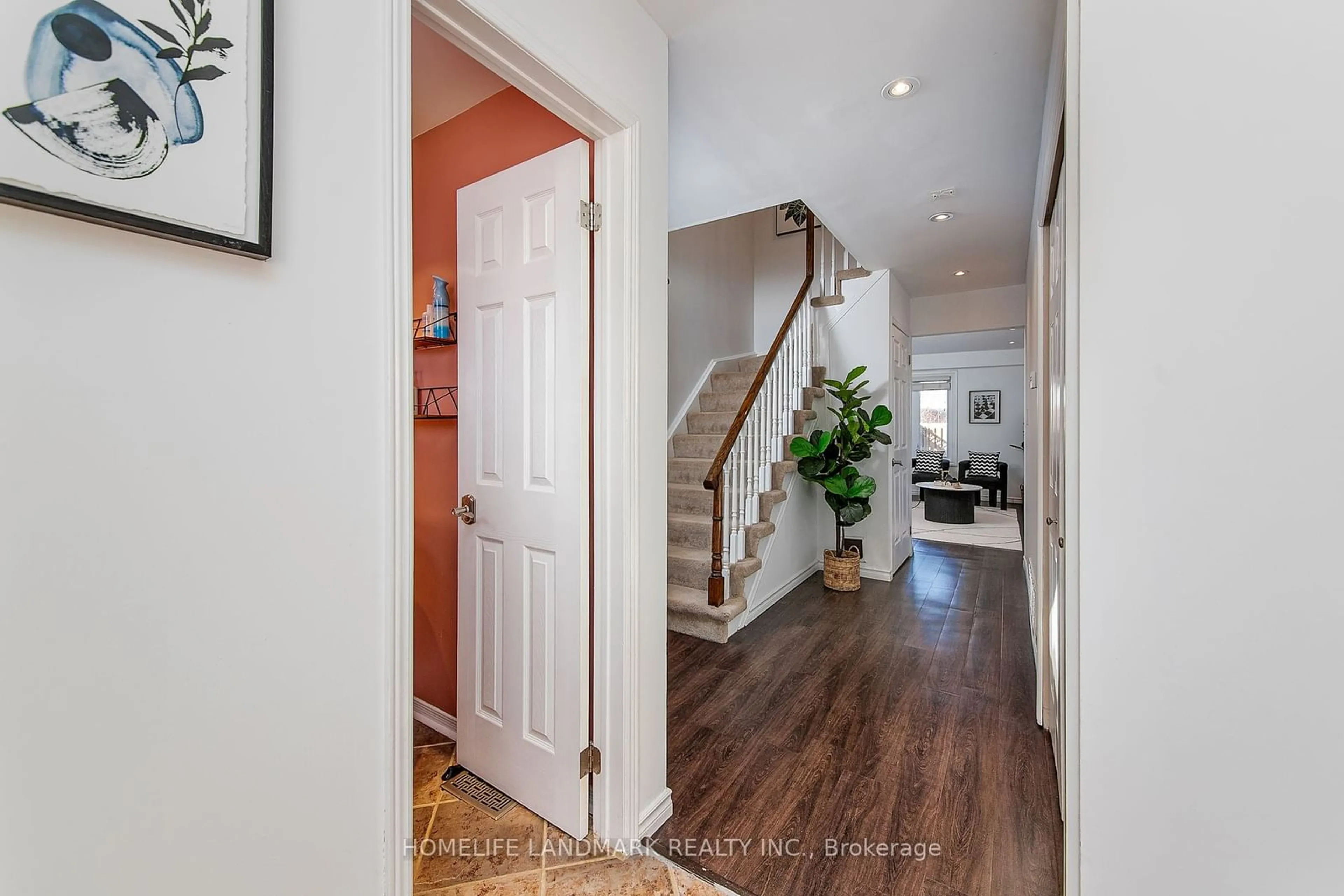 Indoor entryway for 34 Quance St, Barrie Ontario L4N 7M3