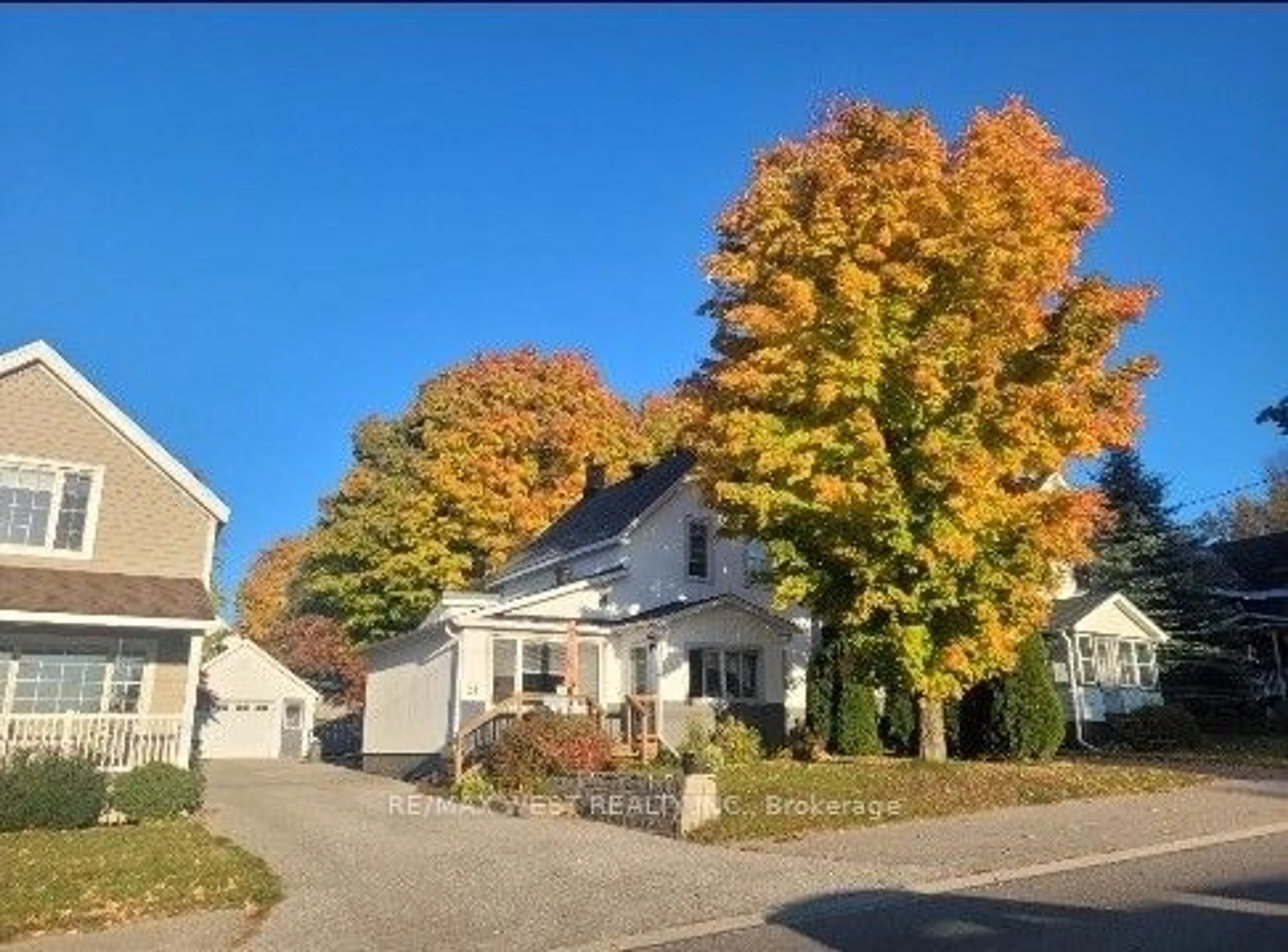 A pic from outside/outdoor area/front of a property/back of a property/a pic from drone, street for 21 Maria St, Penetanguishene Ontario L9M 1L5