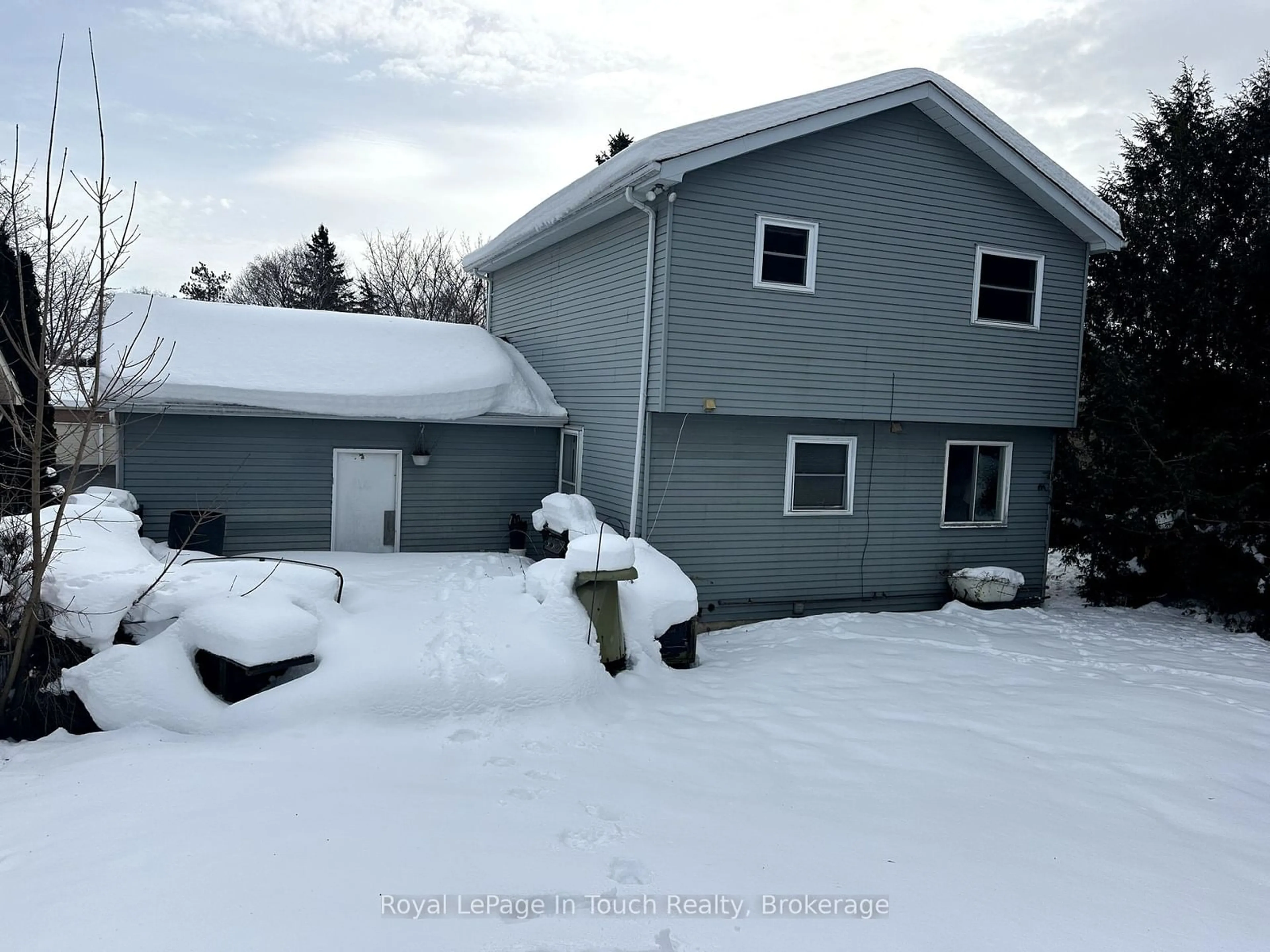 A pic from outside/outdoor area/front of a property/back of a property/a pic from drone, unknown for 14 Mariposa Dr, Orillia Ontario L3V 7G7