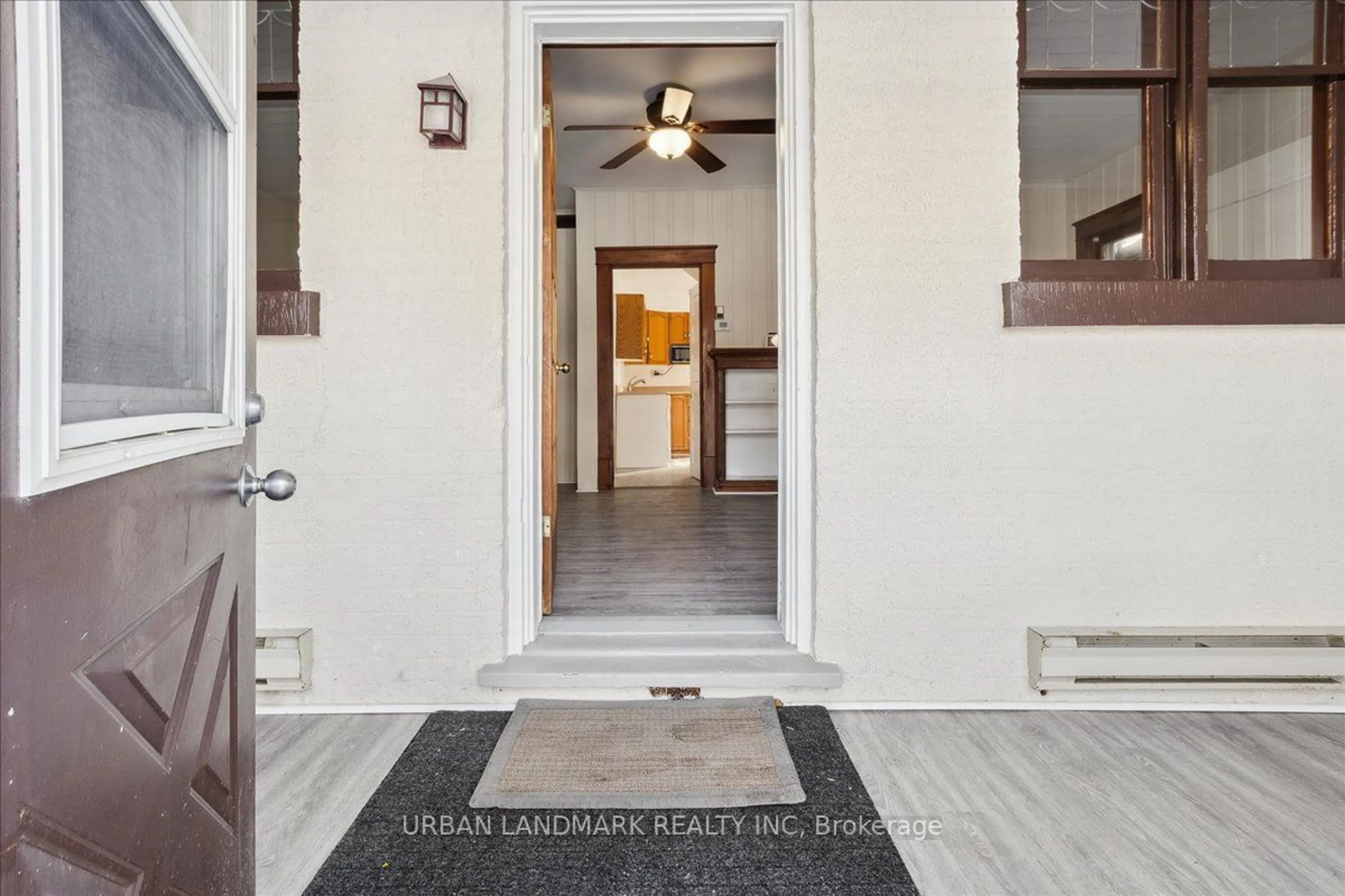 Indoor entryway for 411 Elizabeth St, Midland Ontario L4R 1Z4