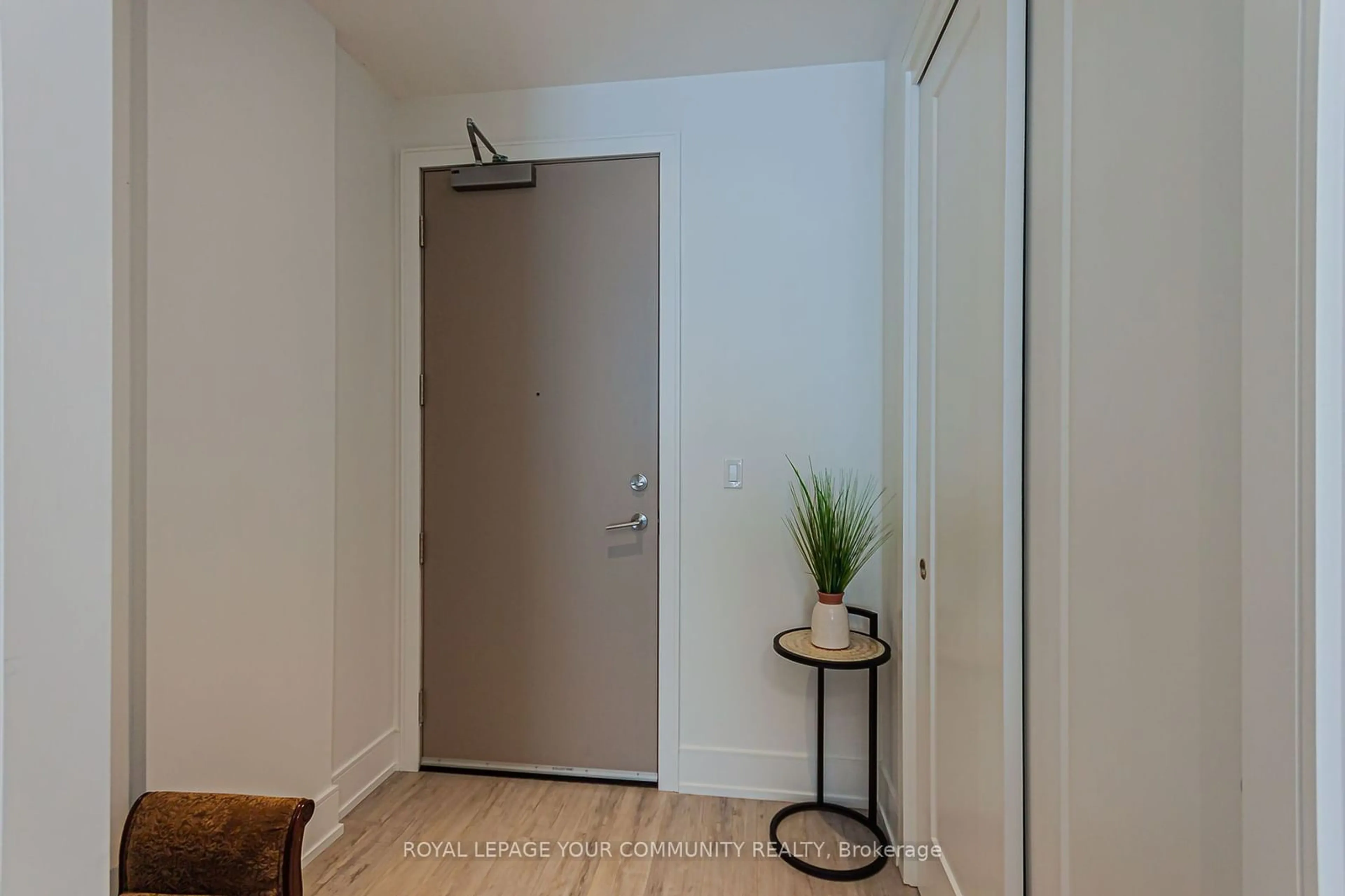 Indoor entryway for 185 Dunlop St #903, Barrie Ontario L4M 0L7