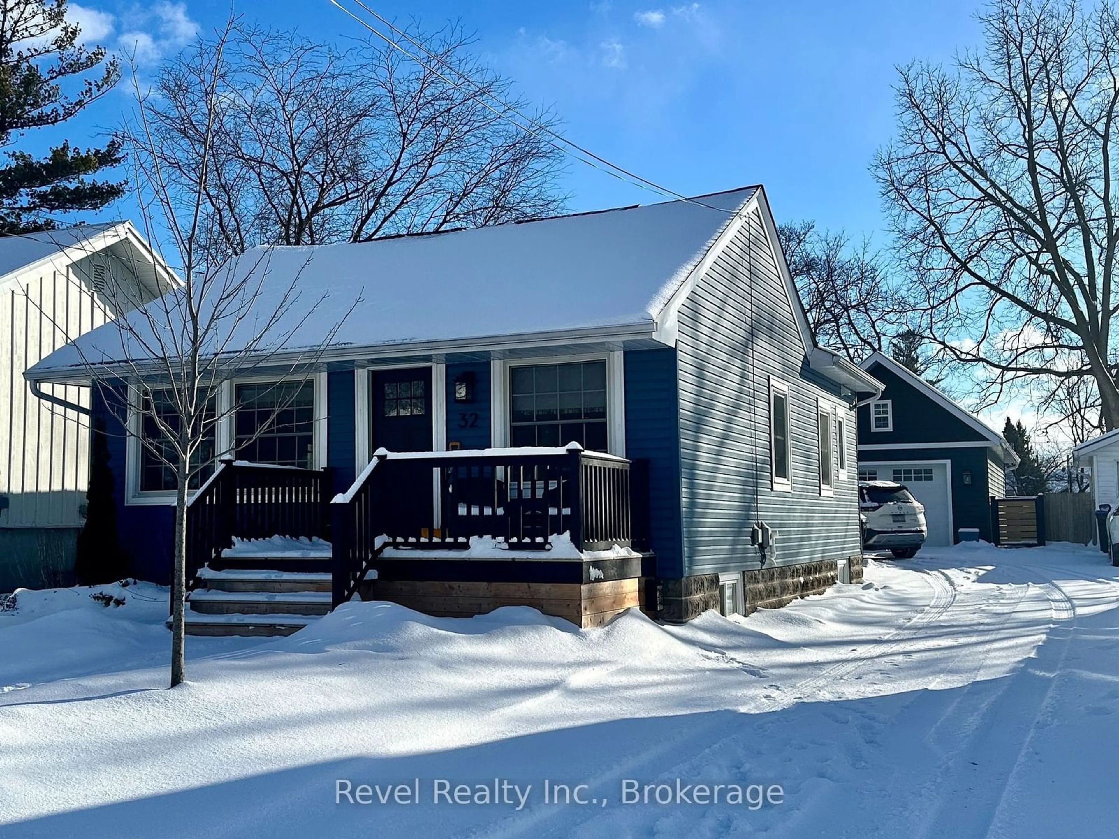 A pic from outside/outdoor area/front of a property/back of a property/a pic from drone, street for 32 Ninth St, Collingwood Ontario L9Y 2G1