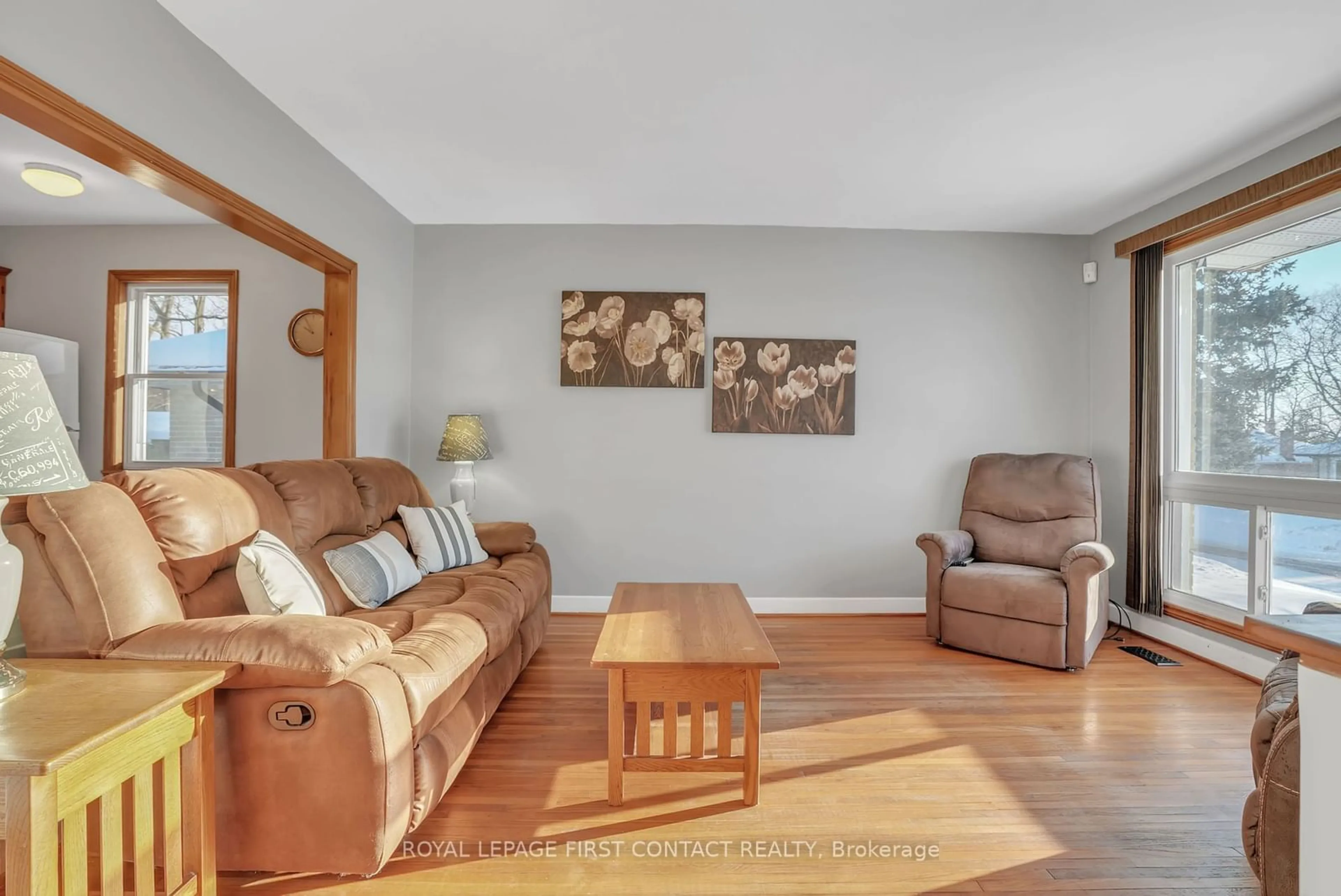 Living room with furniture, wood/laminate floor for 8 Agnes St, Barrie Ontario L4M 2S2