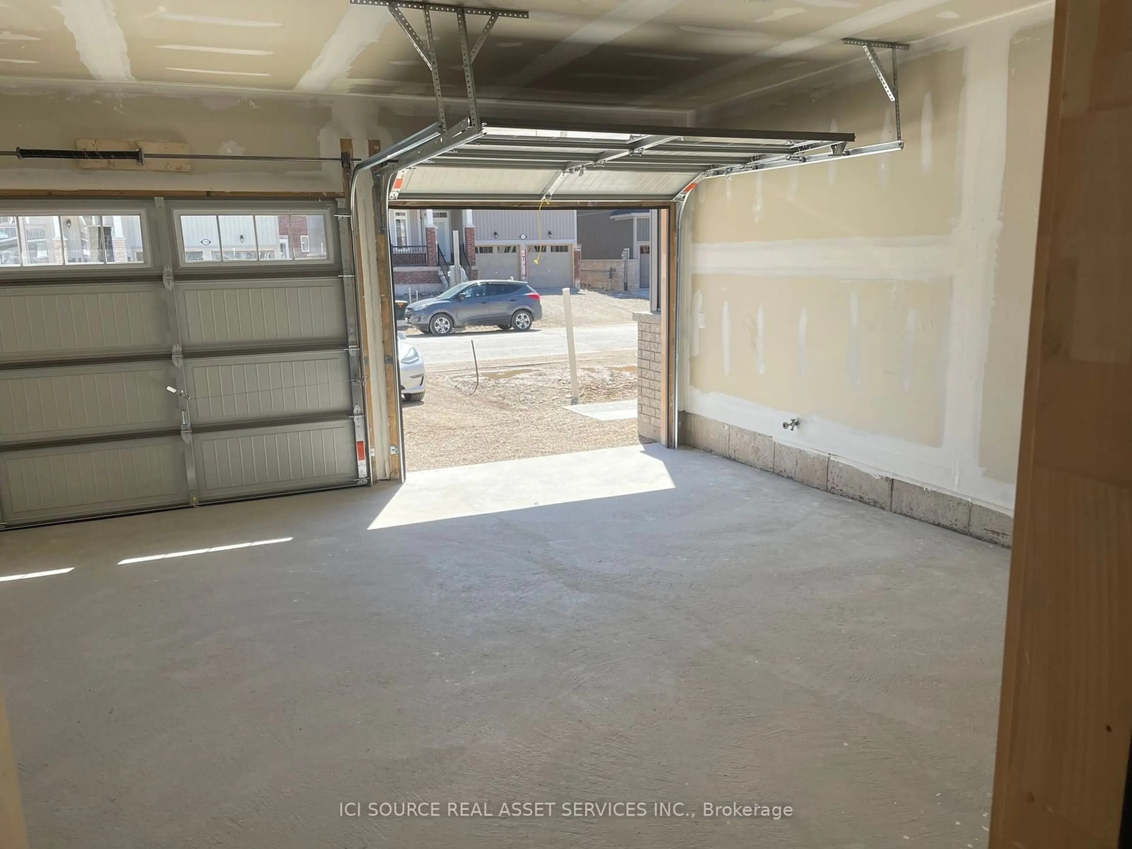 Indoor garage for 13 McLean Ave, Collingwood Ontario L9Y 3V2