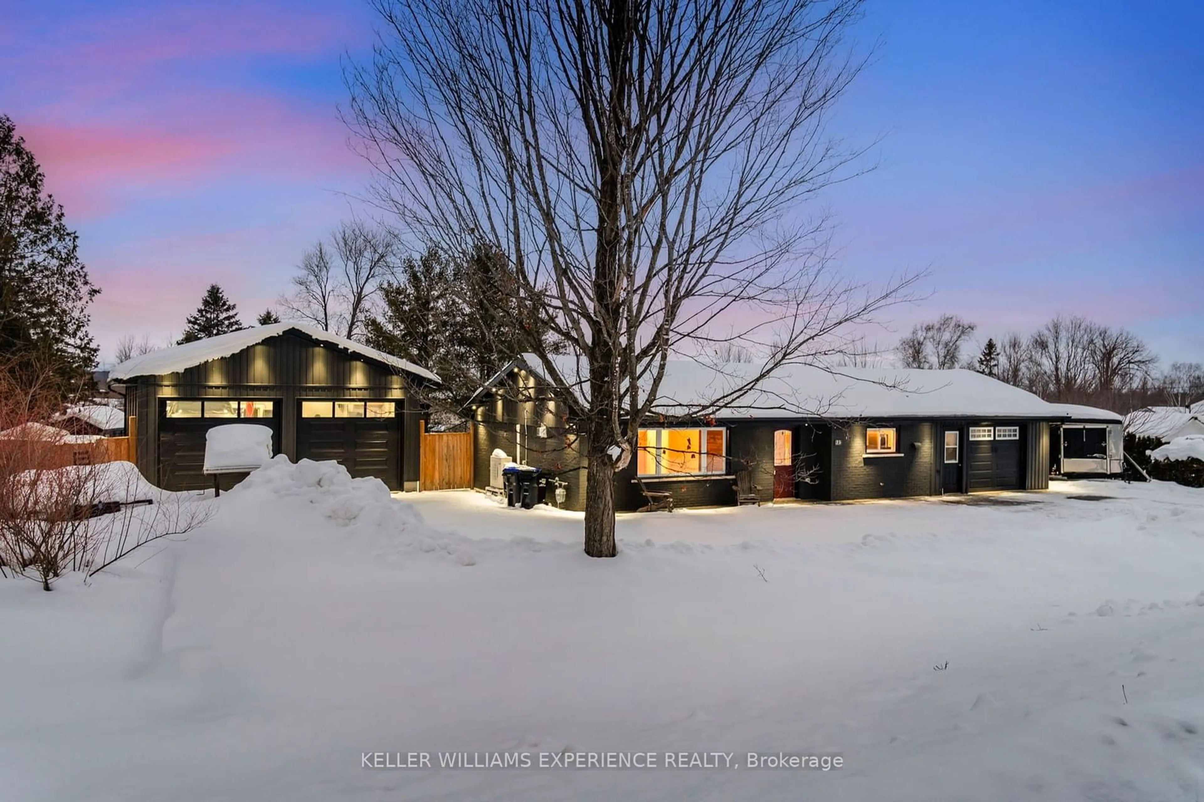 A pic from outside/outdoor area/front of a property/back of a property/a pic from drone, street for 23 Leisure Crt, Severn Ontario L0K 1E0