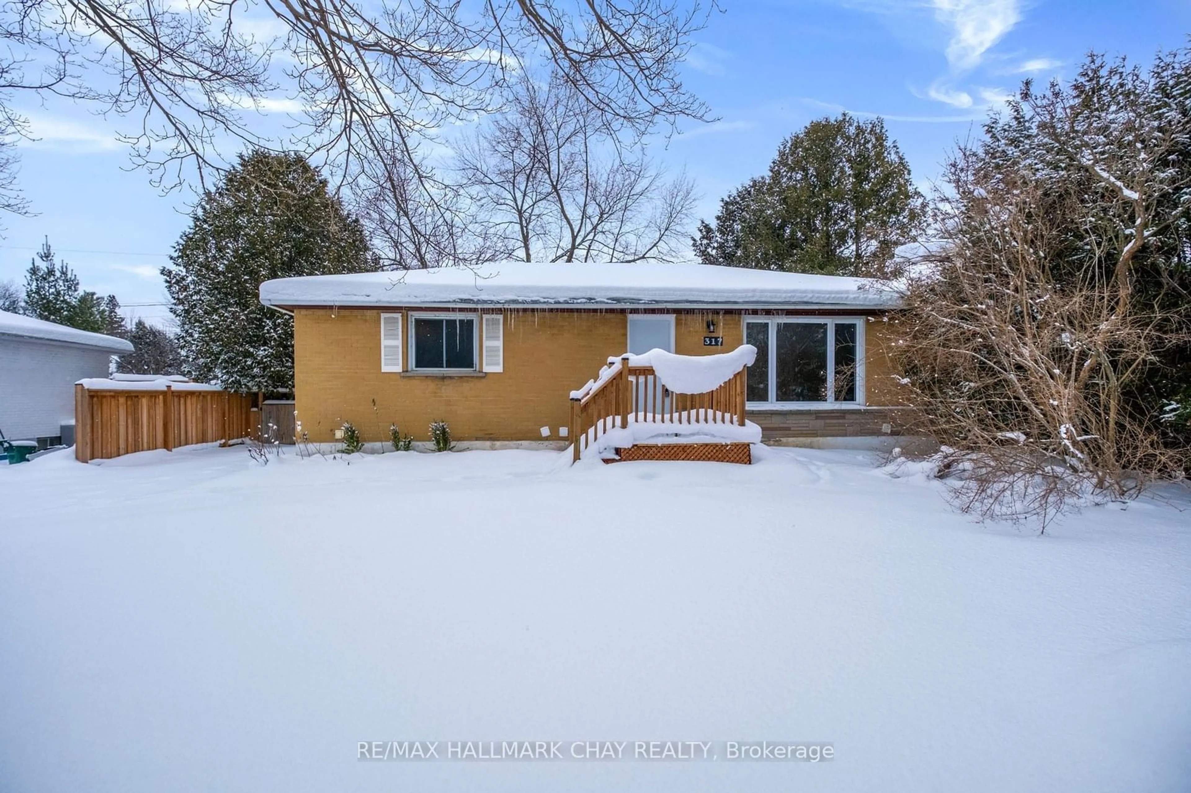 A pic from outside/outdoor area/front of a property/back of a property/a pic from drone, street for 317 James St, Orillia Ontario L3V 1M4