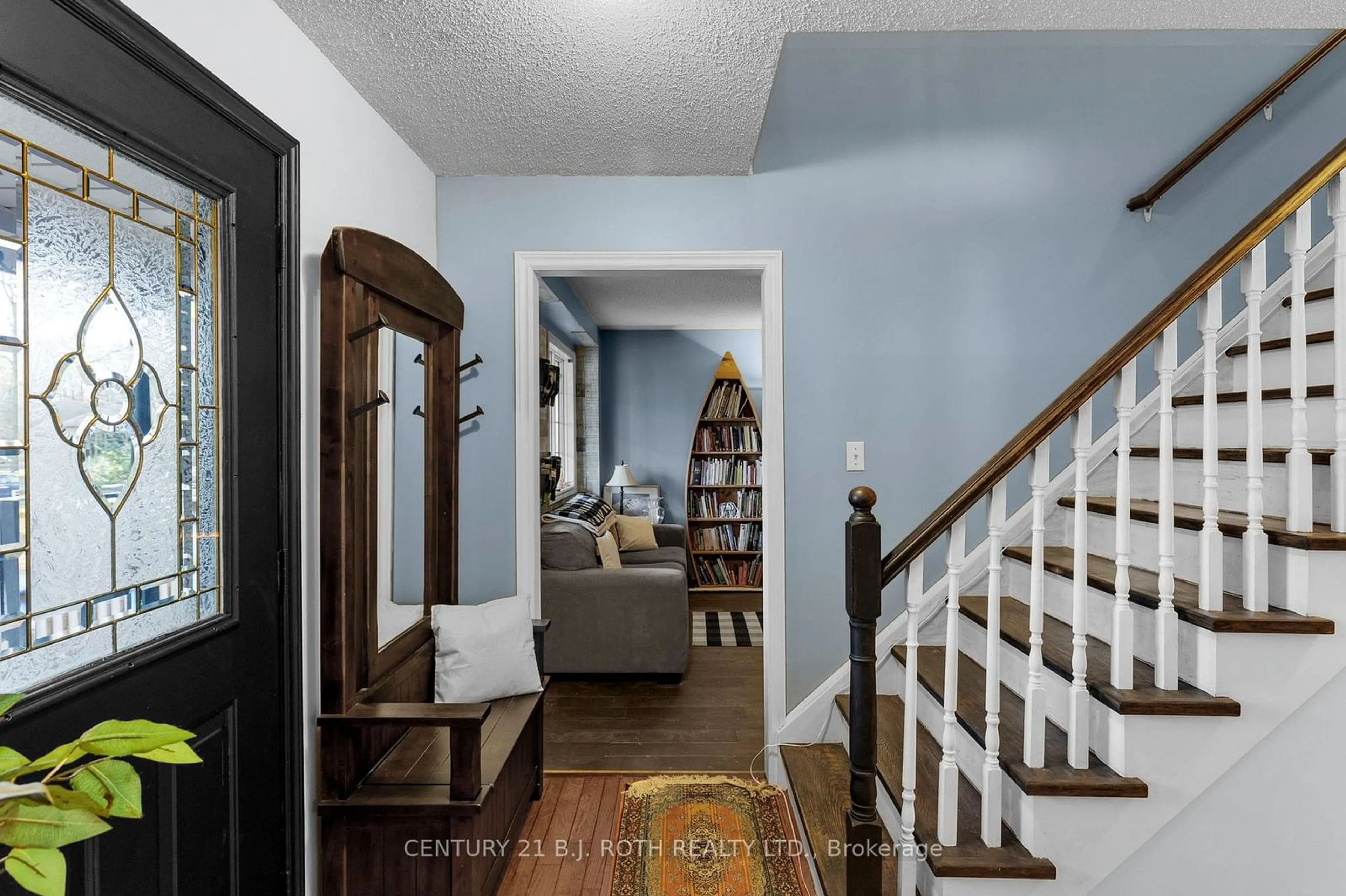 Indoor entryway for 53 SLALOM Dr, Oro-Medonte Ontario L0K 1N0