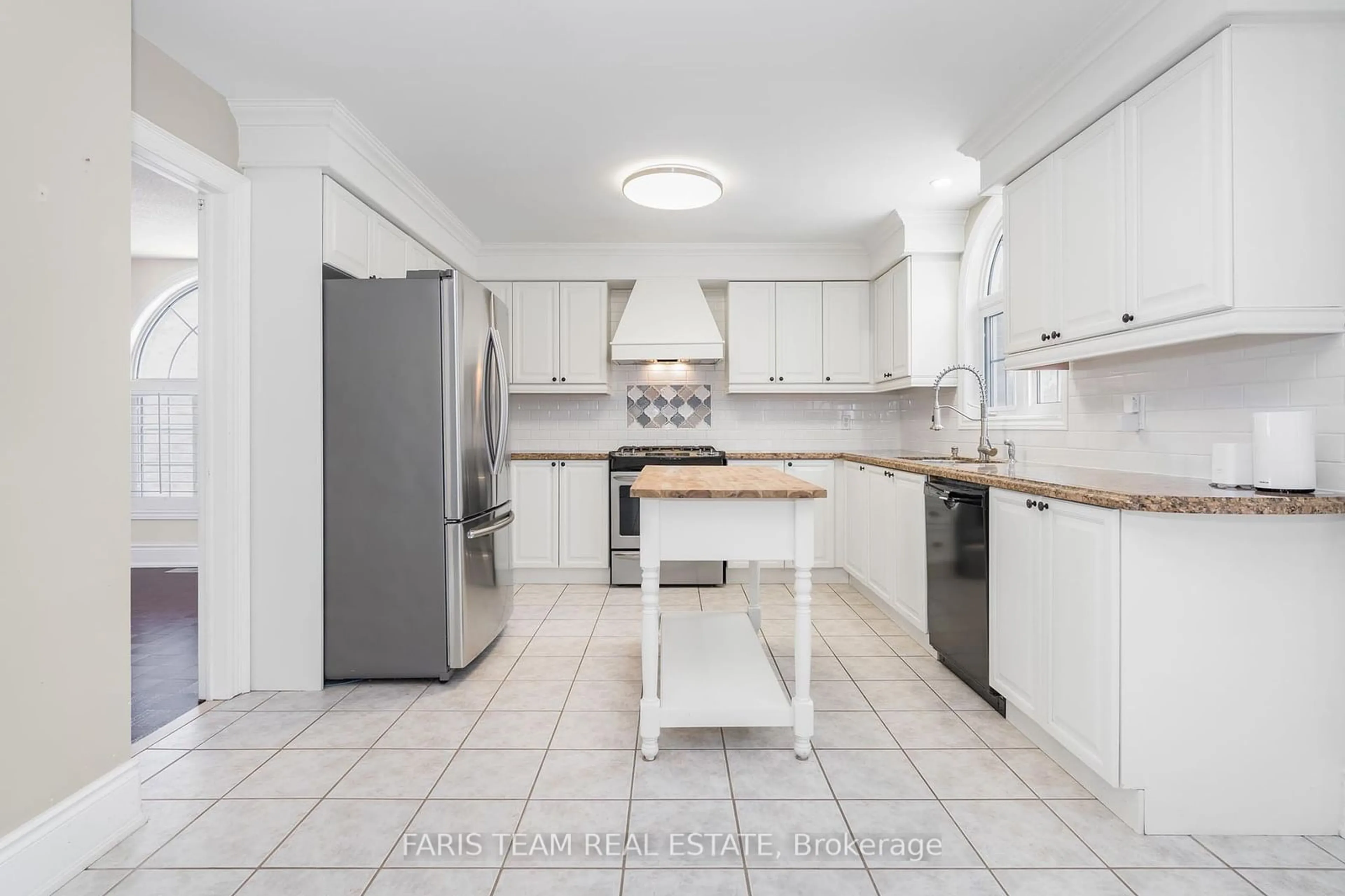 Standard kitchen, ceramic/tile floor for 10 Rebecca Crt, Barrie Ontario L4N 0V5