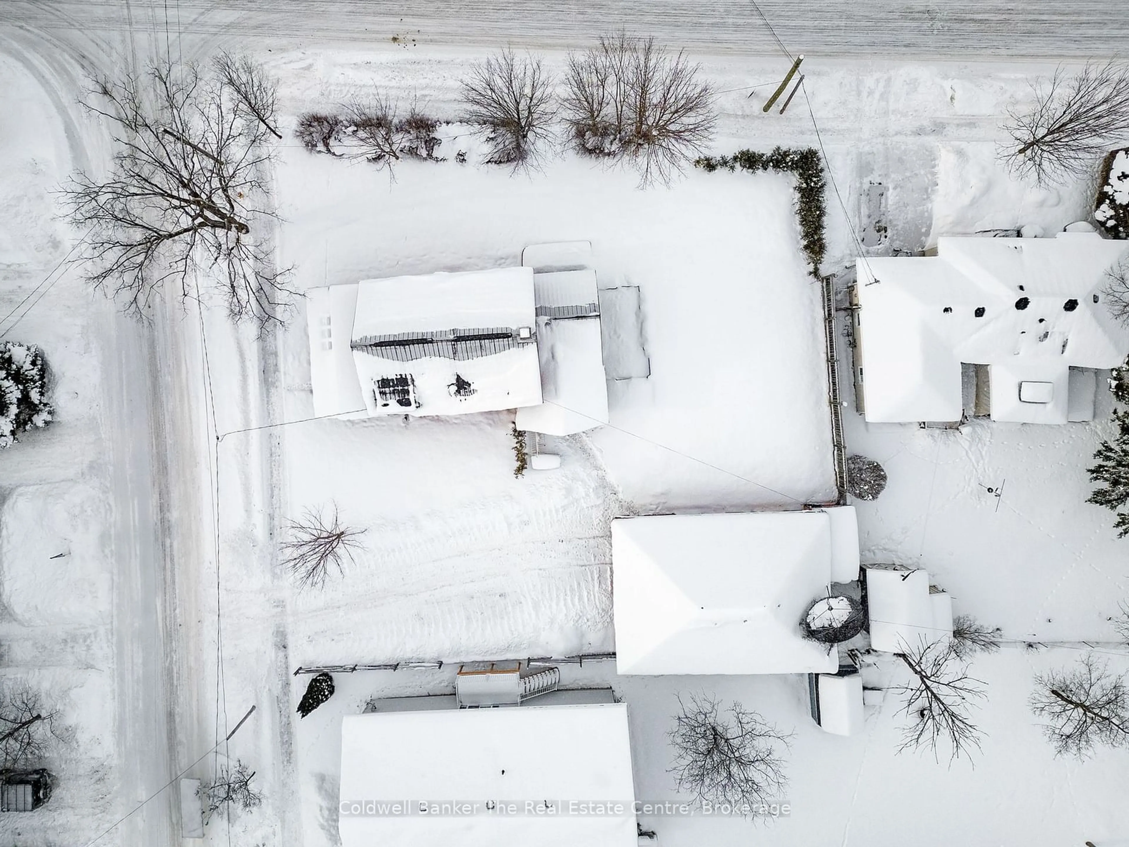 A pic from outside/outdoor area/front of a property/back of a property/a pic from drone, building for 24 Elizabeth St, Clearview Ontario L0M 1G0