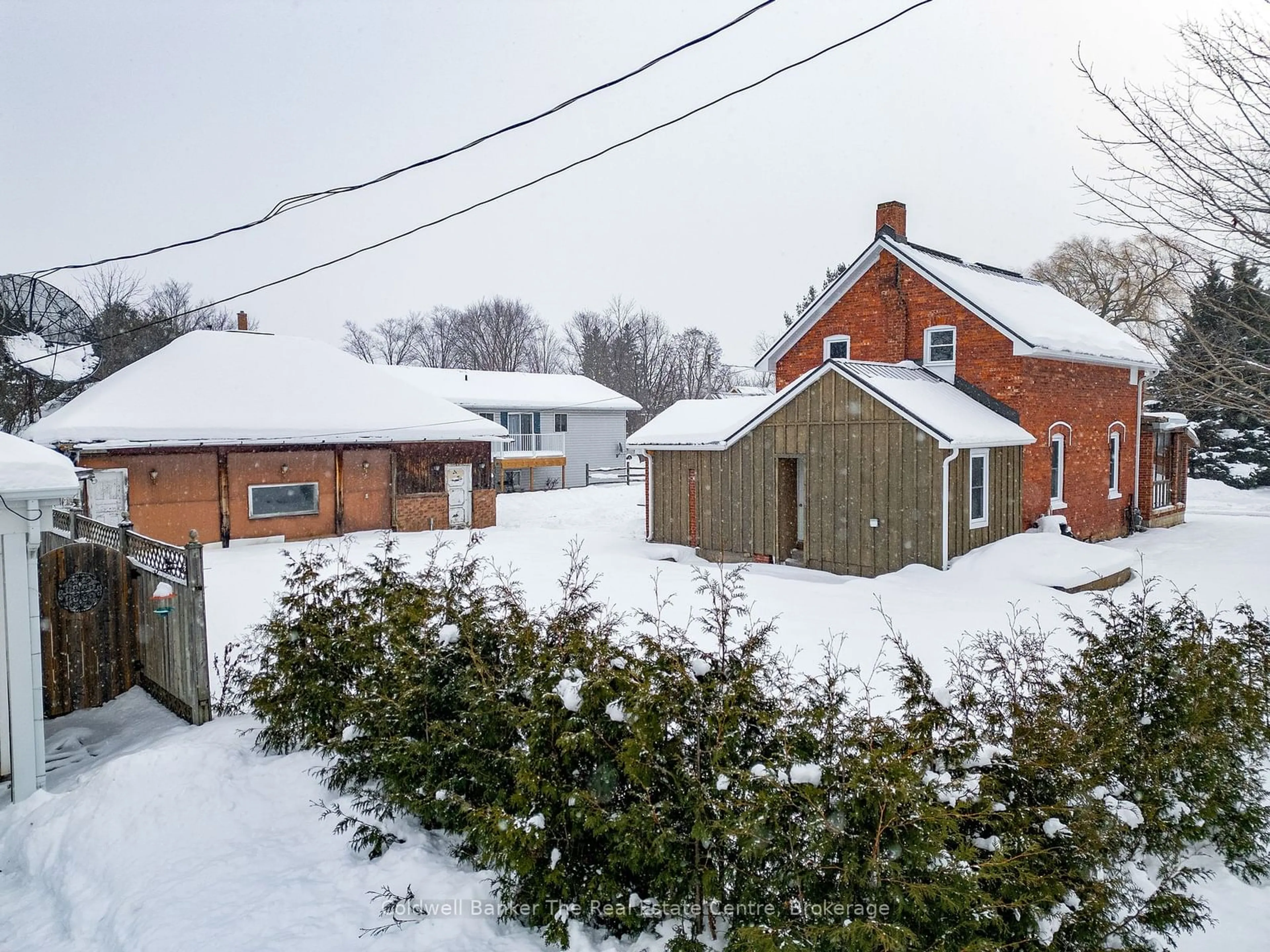 A pic from outside/outdoor area/front of a property/back of a property/a pic from drone, street for 24 Elizabeth St, Clearview Ontario L0M 1G0