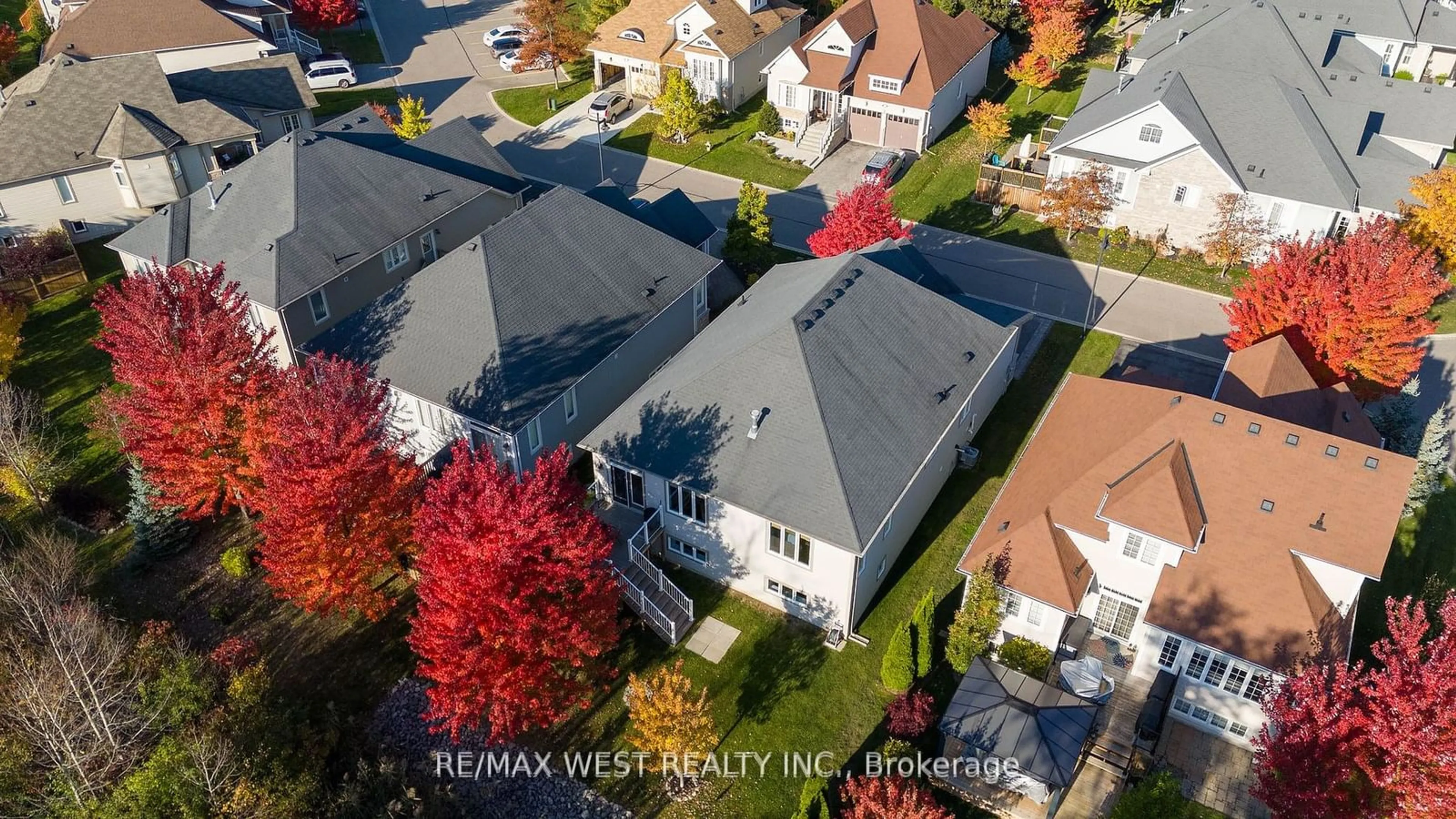 A pic from outside/outdoor area/front of a property/back of a property/a pic from drone, street for 44 Starboard Circ, Wasaga Beach Ontario L9Z 0E9