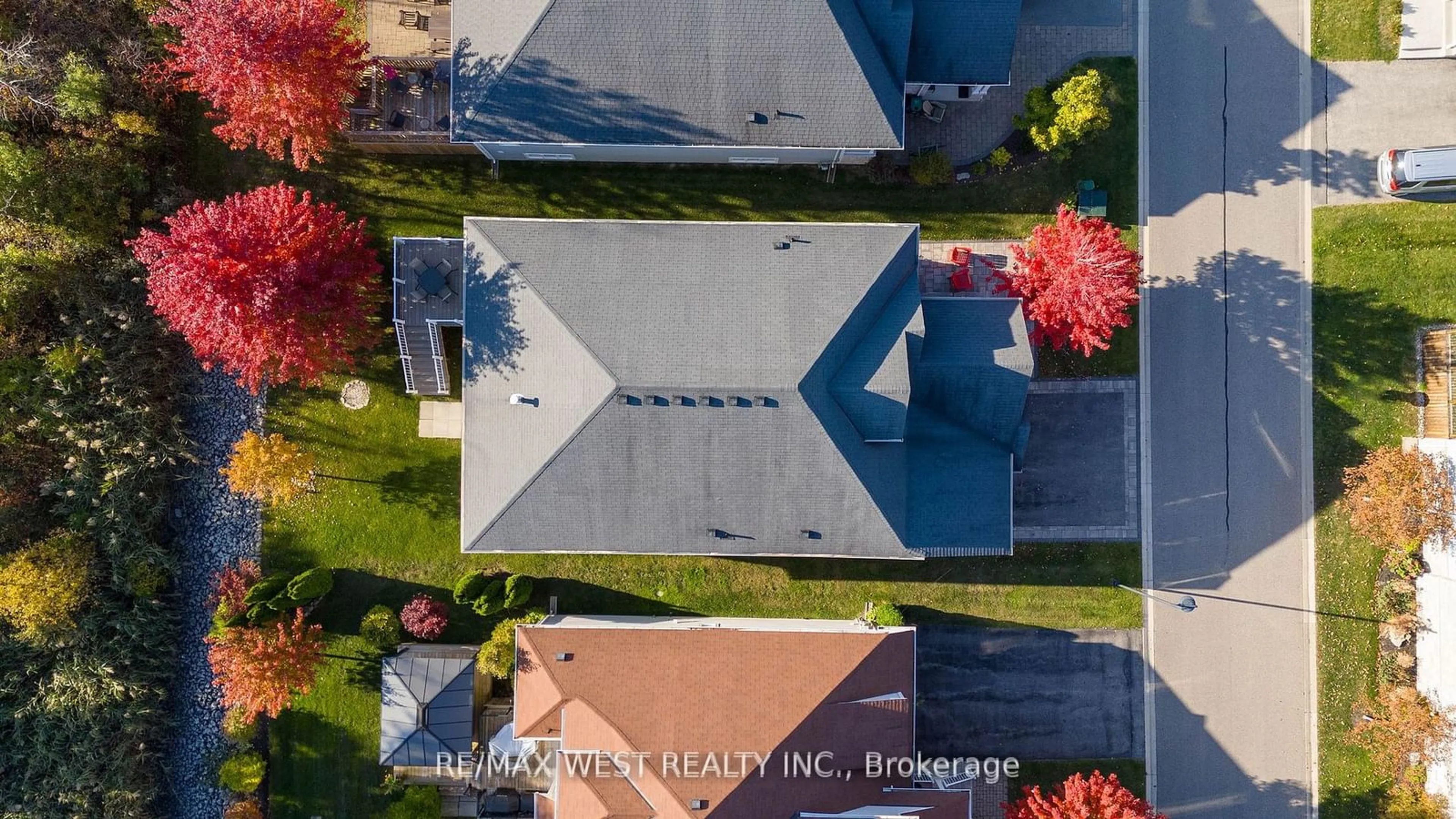 A pic from outside/outdoor area/front of a property/back of a property/a pic from drone, street for 44 Starboard Circ, Wasaga Beach Ontario L9Z 0E9