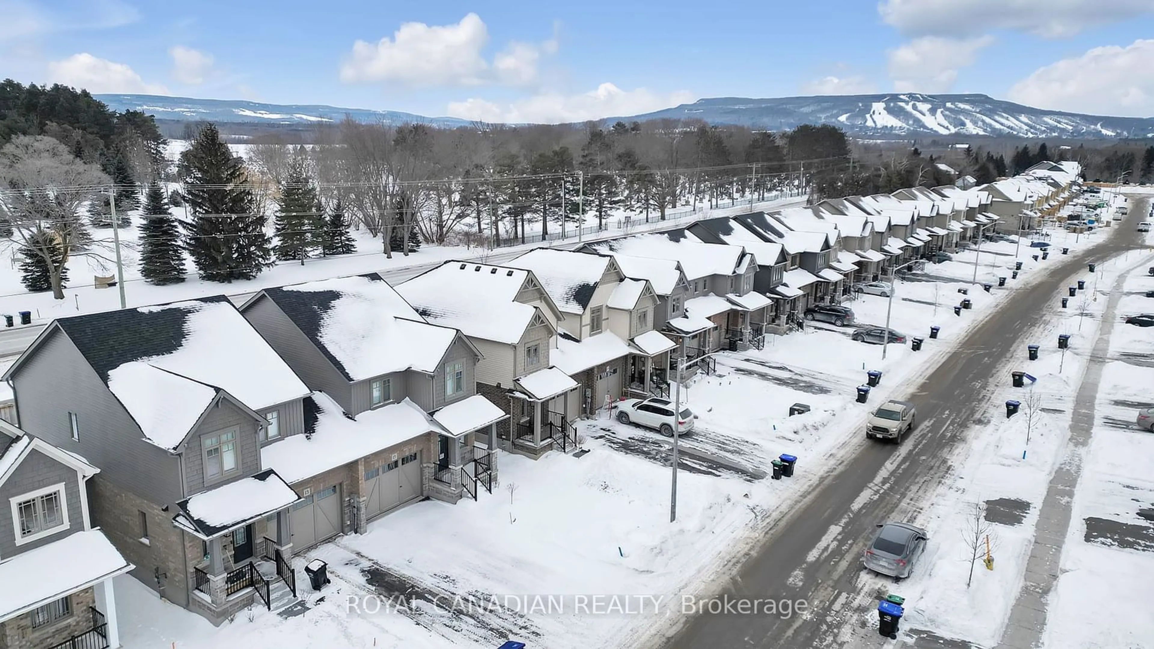 A pic from outside/outdoor area/front of a property/back of a property/a pic from drone, mountain view for 15 Shipley Ave, Collingwood Ontario L9Y 5M6