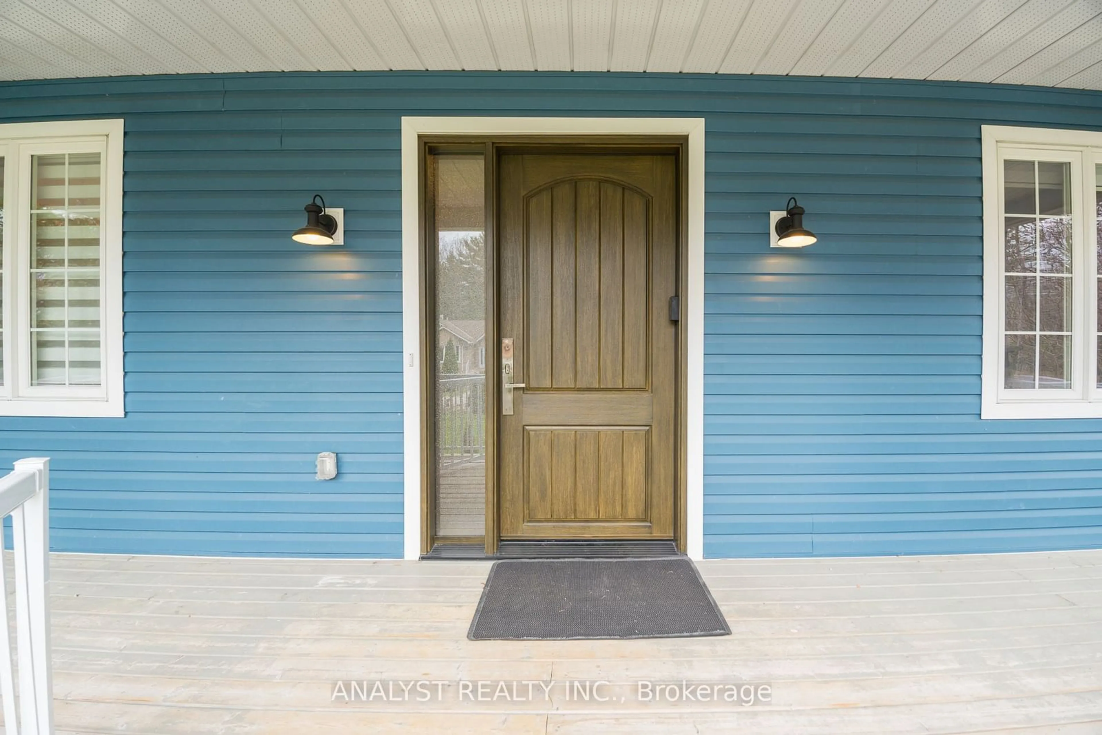 Indoor entryway for 30 Lindale Ave, Tiny Ontario L9M 0J2