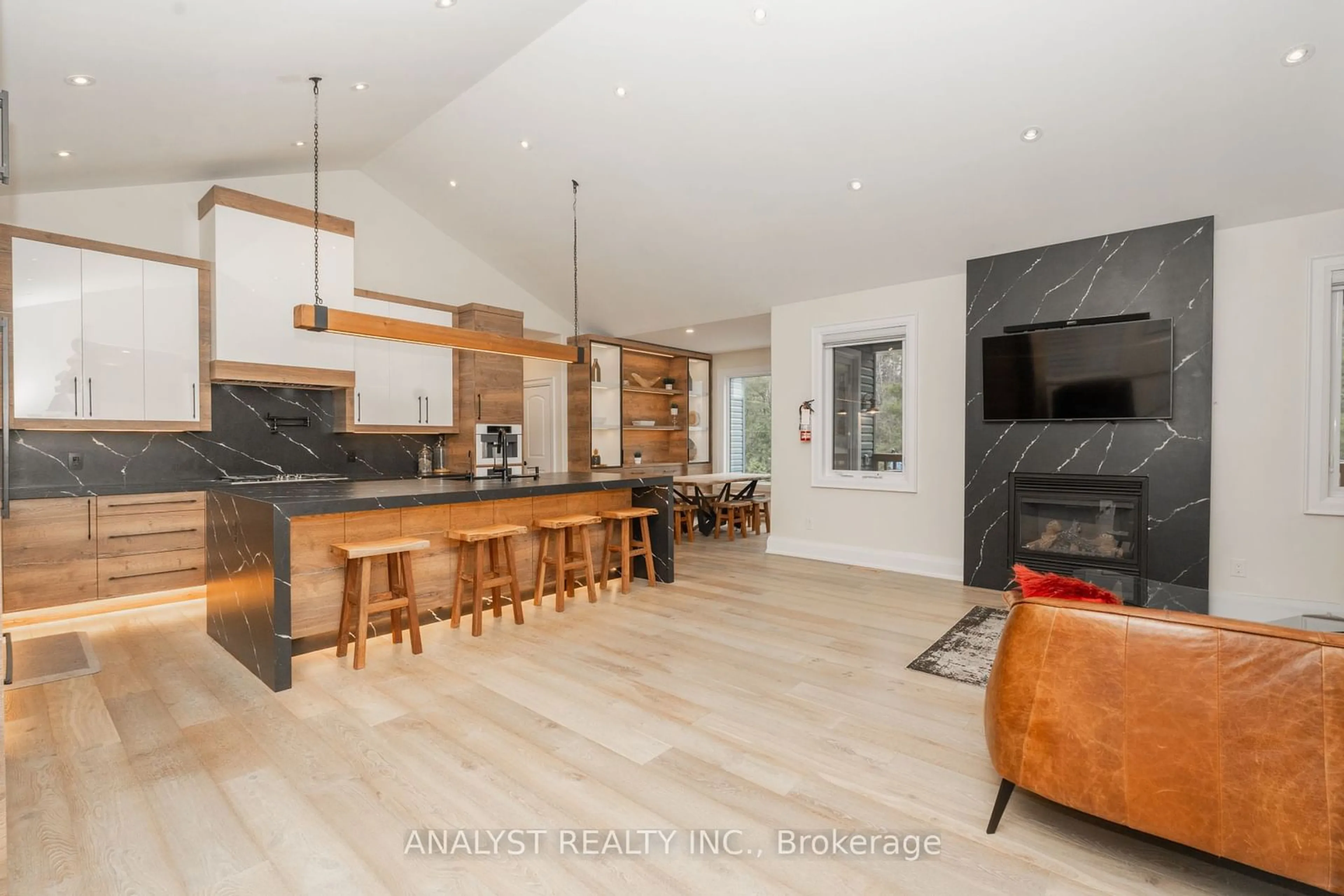 Open concept kitchen, wood/laminate floor for 30 Lindale Ave, Tiny Ontario L9M 0J2