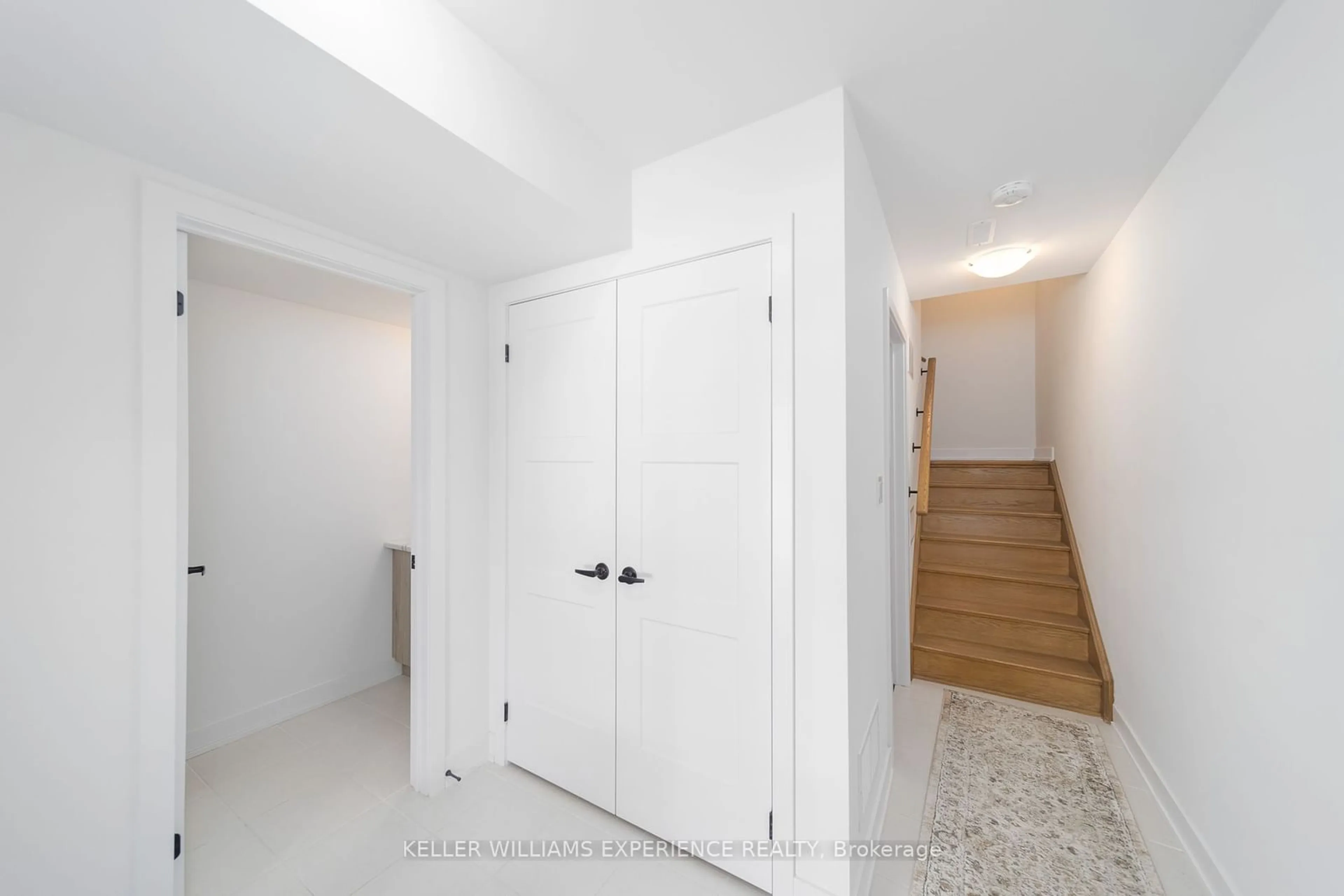 Indoor entryway for 26 Hay Lane, Barrie Ontario L9J 0V5