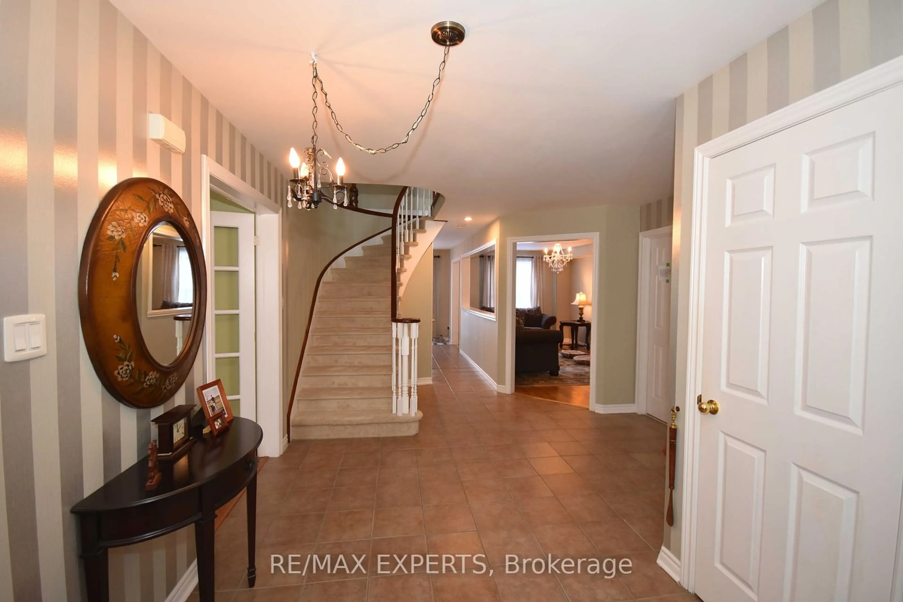 Indoor entryway for 5 Kelsey Cres, Barrie Ontario L4N 0J5