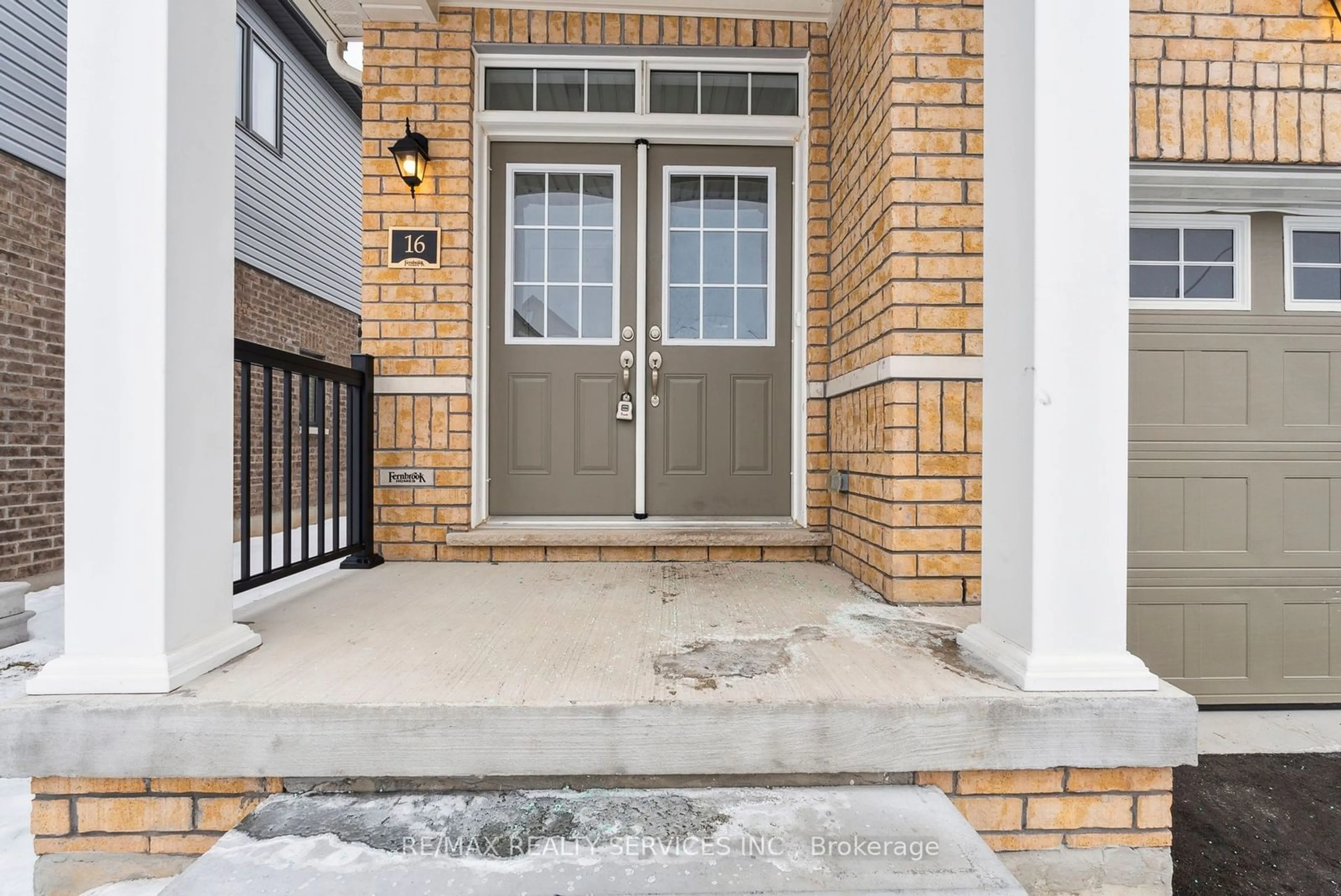 Indoor entryway for 16 Ludlow Dr, Barrie Ontario L9S 0L8