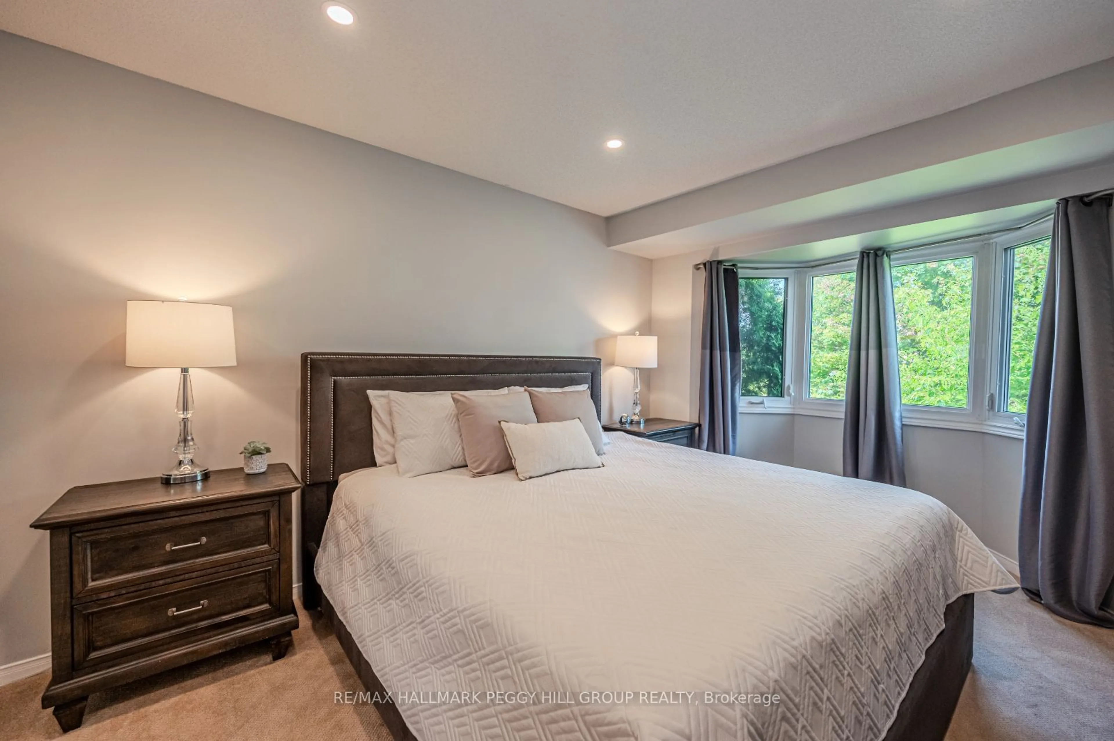 Bedroom with bed, unknown for 199 Hanmer St, Barrie Ontario L4N 7J9