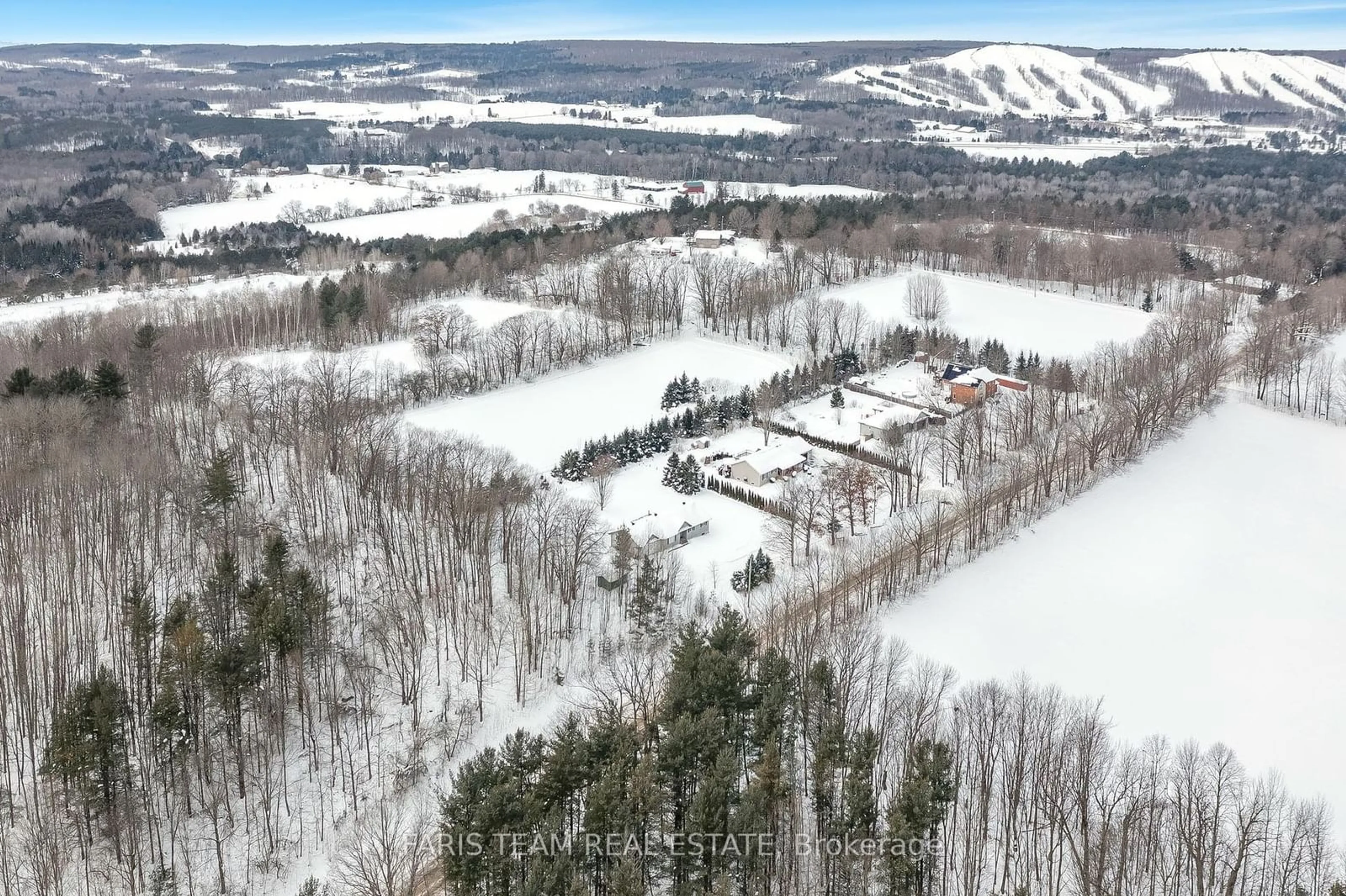 A pic from outside/outdoor area/front of a property/back of a property/a pic from drone, mountain view for 4330 Line 7, Oro-Medonte Ontario L0K 1E0