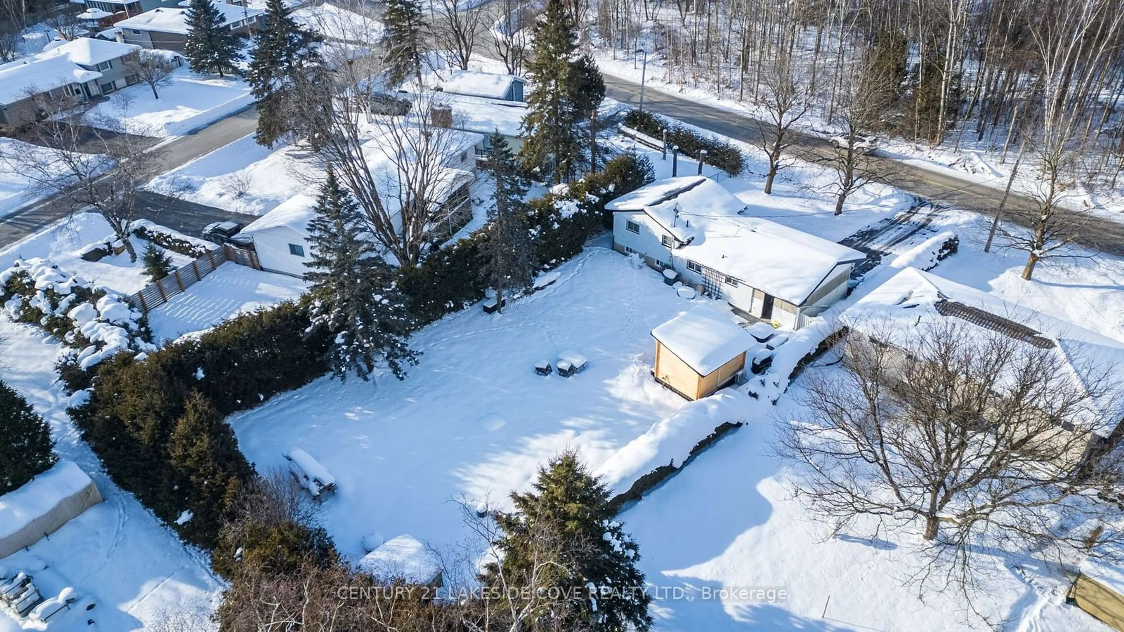 A pic from outside/outdoor area/front of a property/back of a property/a pic from drone, street for 554 Drinkwater Dr, Orillia Ontario L3V 3W7