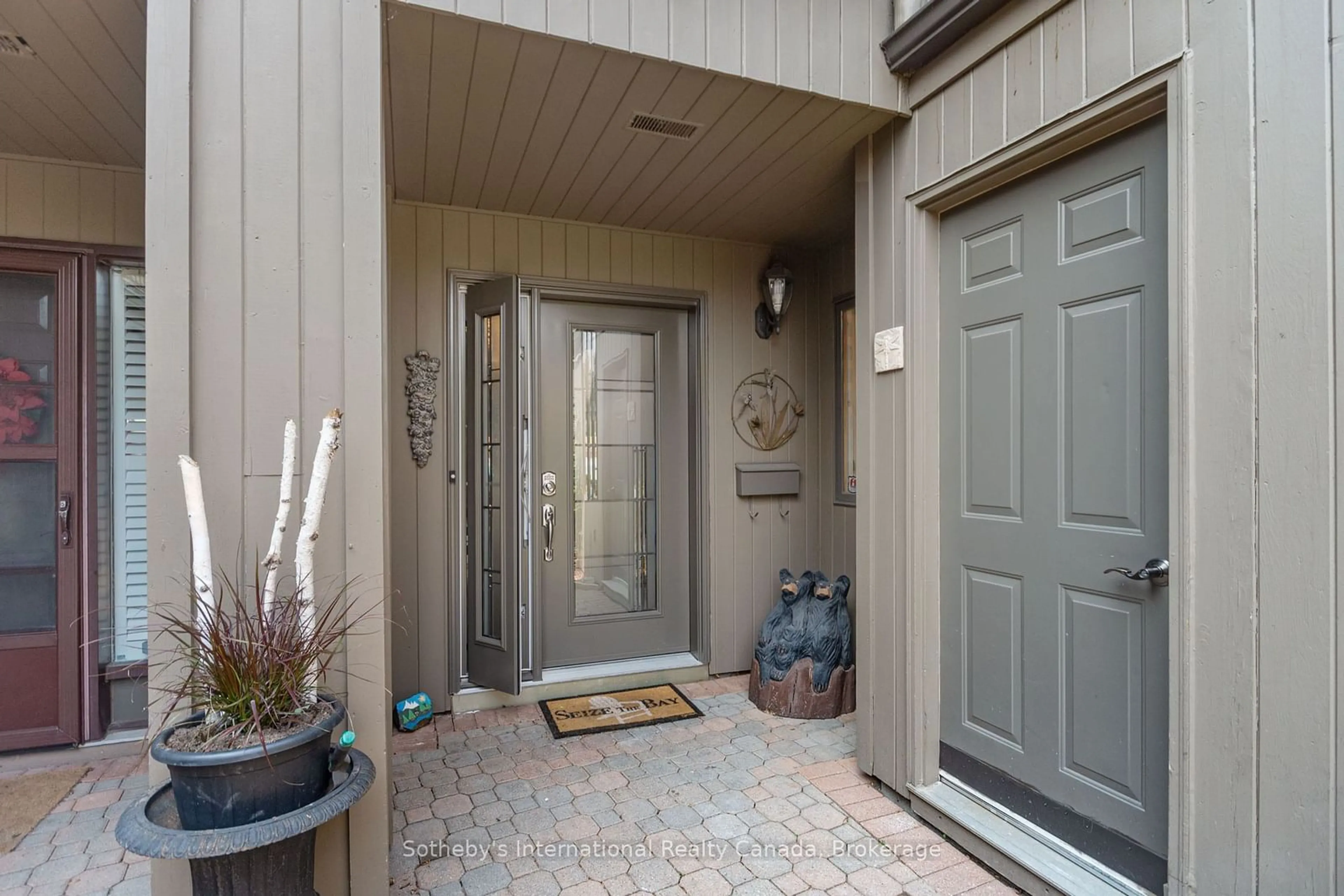 Indoor entryway for 8 Beck Blvd #10, Penetanguishene Ontario L9M 1C3