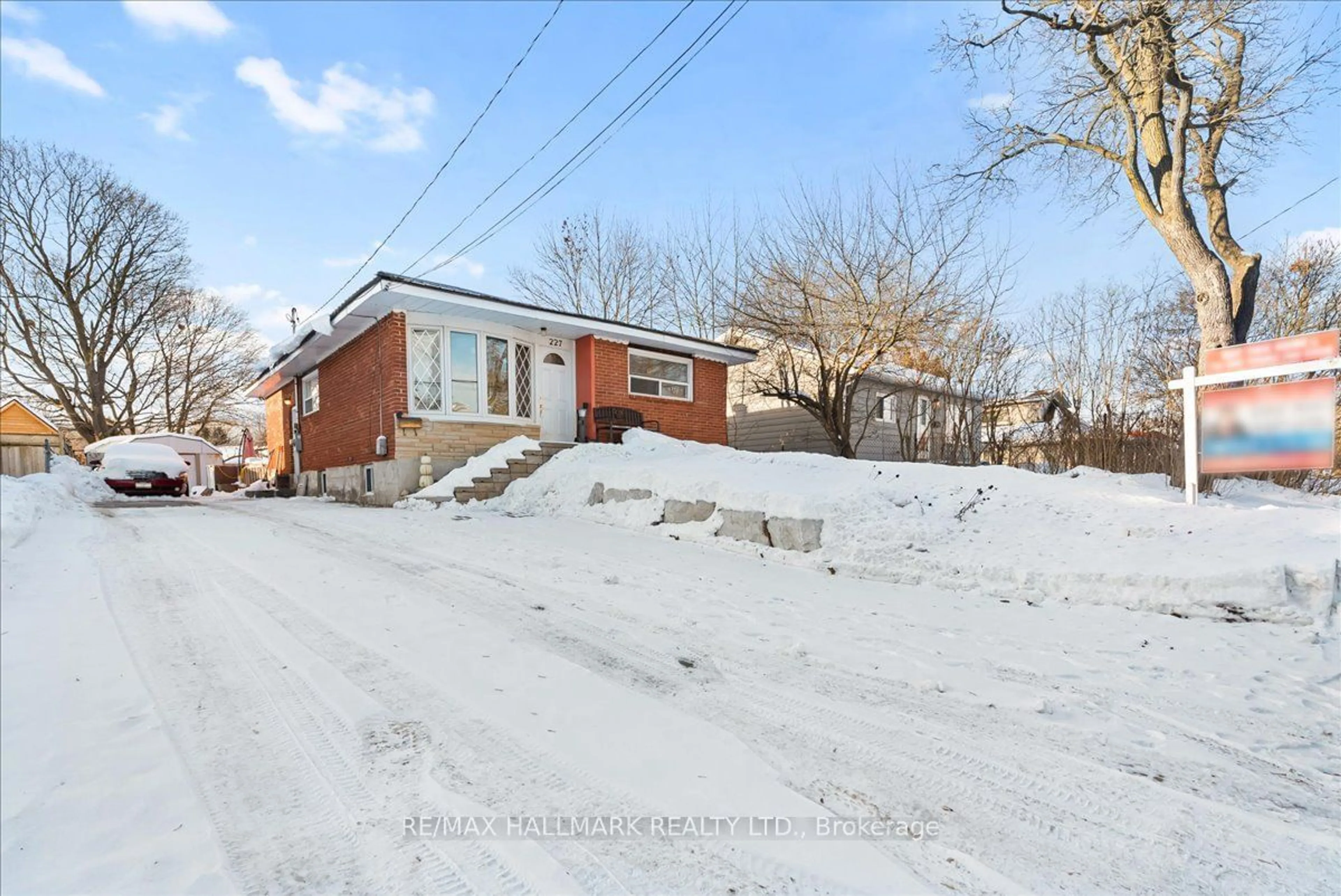 A pic from outside/outdoor area/front of a property/back of a property/a pic from drone, street for 227 Southview Rd, Barrie Ontario L4N 3X6