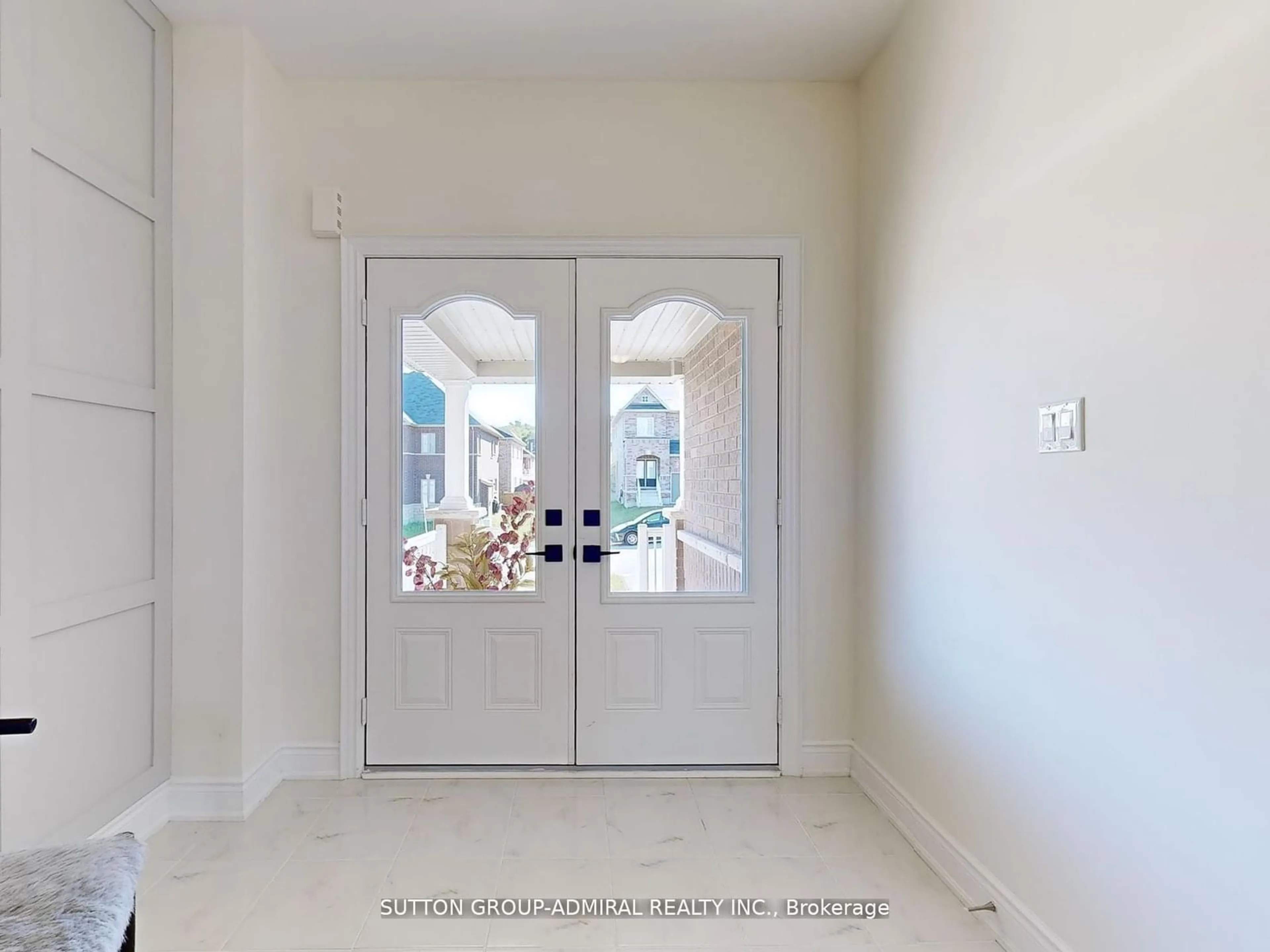 Indoor entryway for 169 Muirfield Dr, Barrie Ontario L4N 5S4