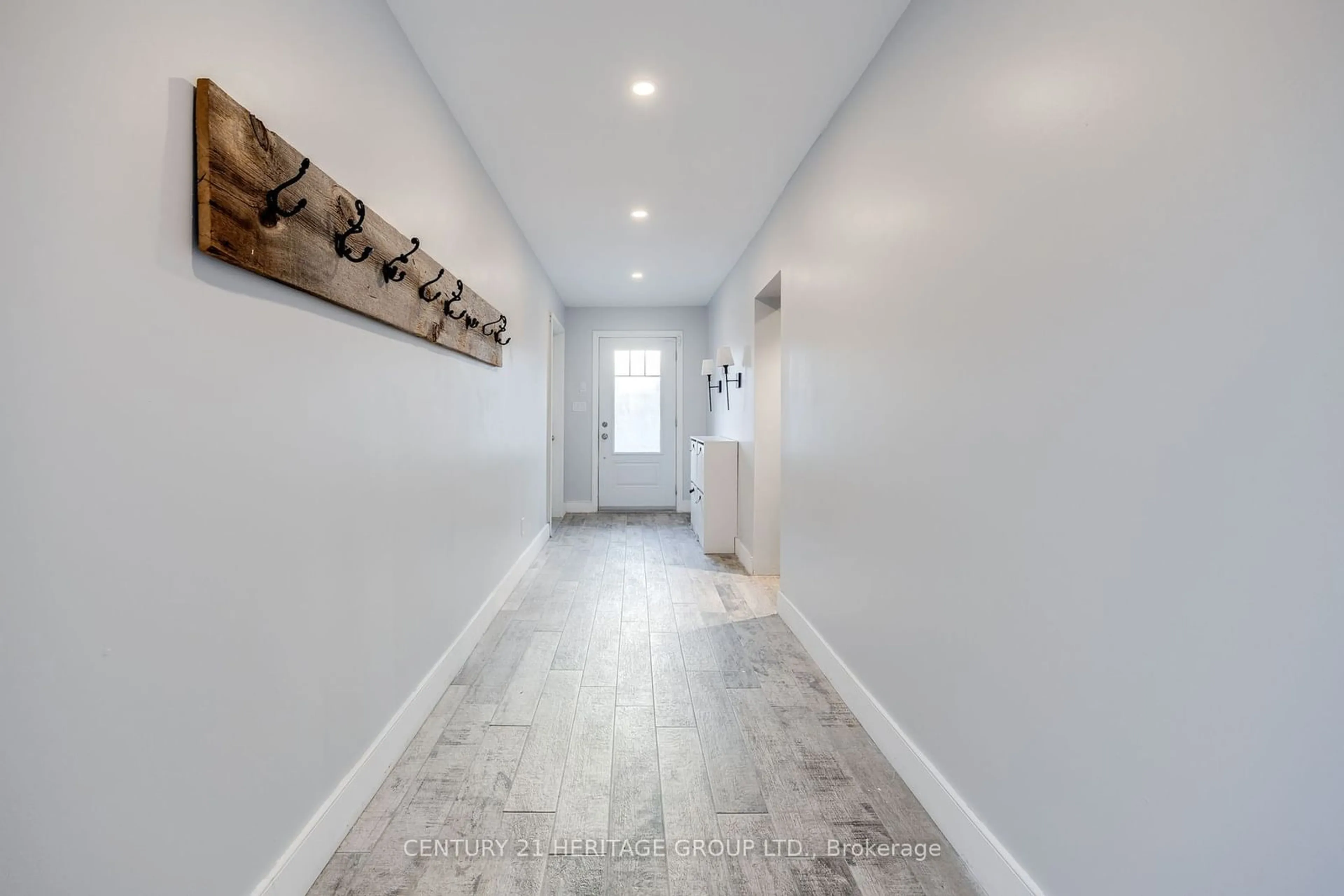 Indoor entryway for 388 Bayview Pkwy, Orillia Ontario L3V 3Y2