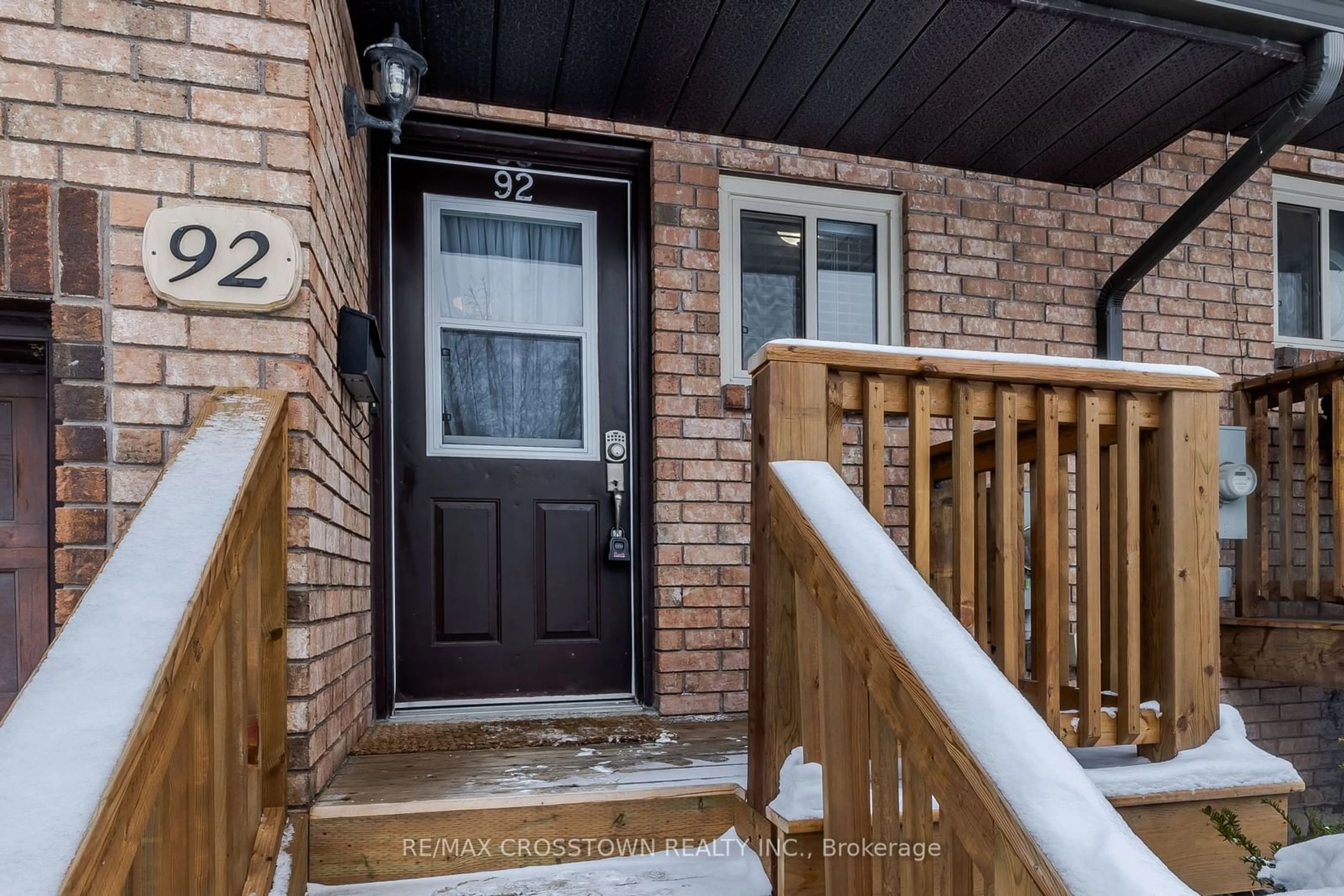 Indoor entryway for 92 LOGGERS RUN, Barrie Ontario L4N 6W8