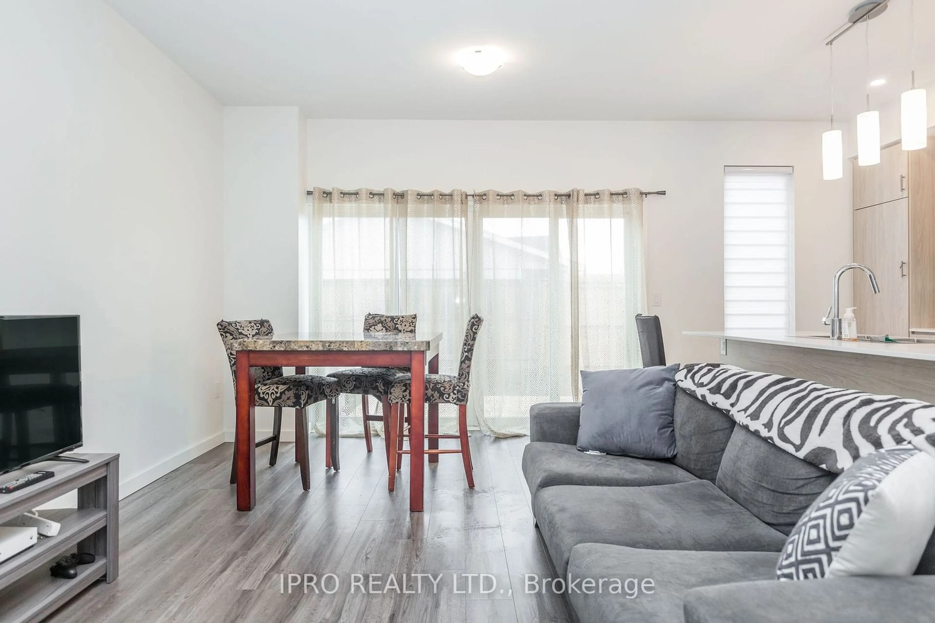 Living room with furniture, wood/laminate floor for 150 Athabaska Rd, Barrie Ontario L4N 8L5