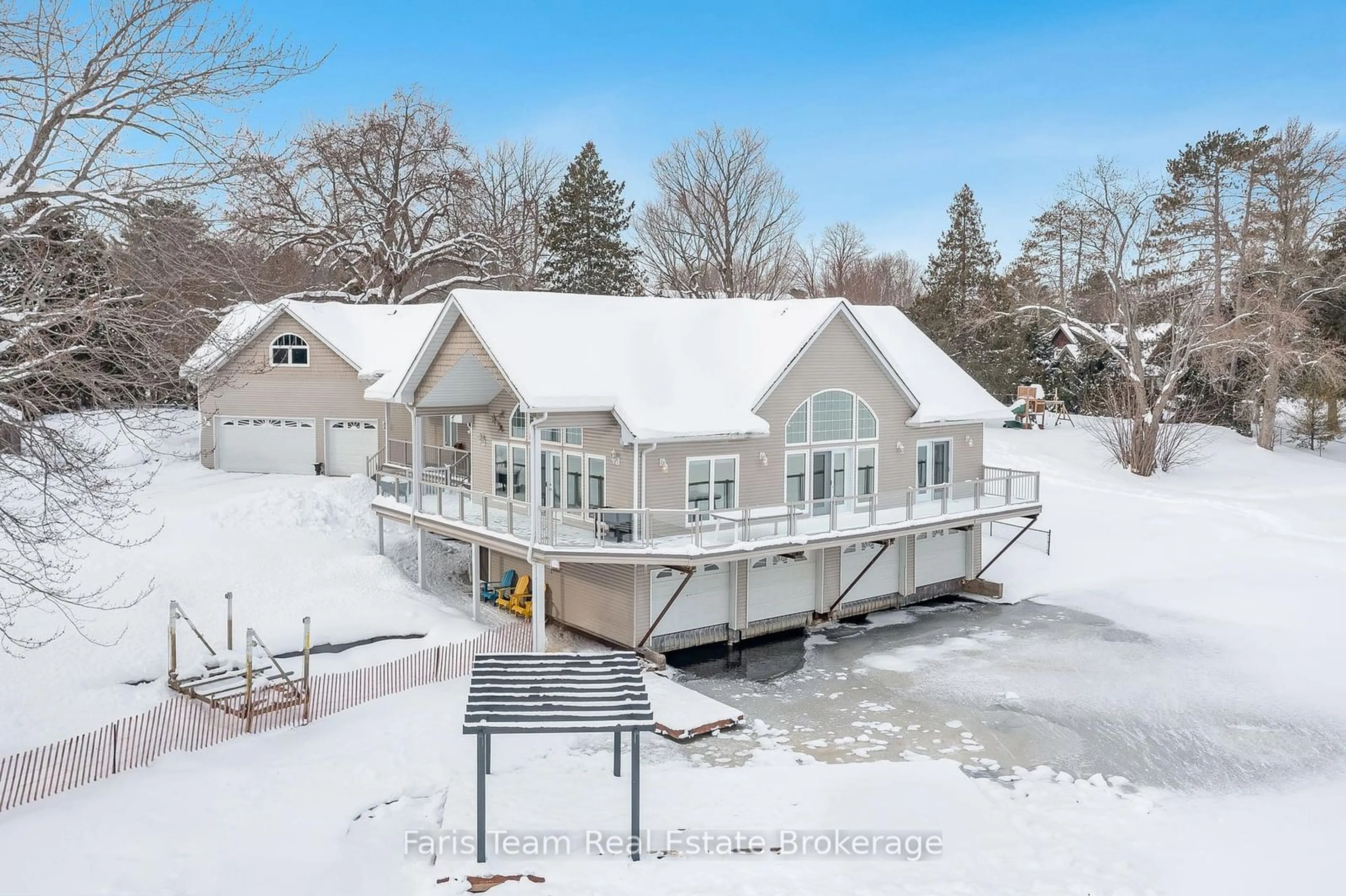 A pic from outside/outdoor area/front of a property/back of a property/a pic from drone, street for 1601 Port Stanton Pkwy, Severn Ontario P0E 1N0