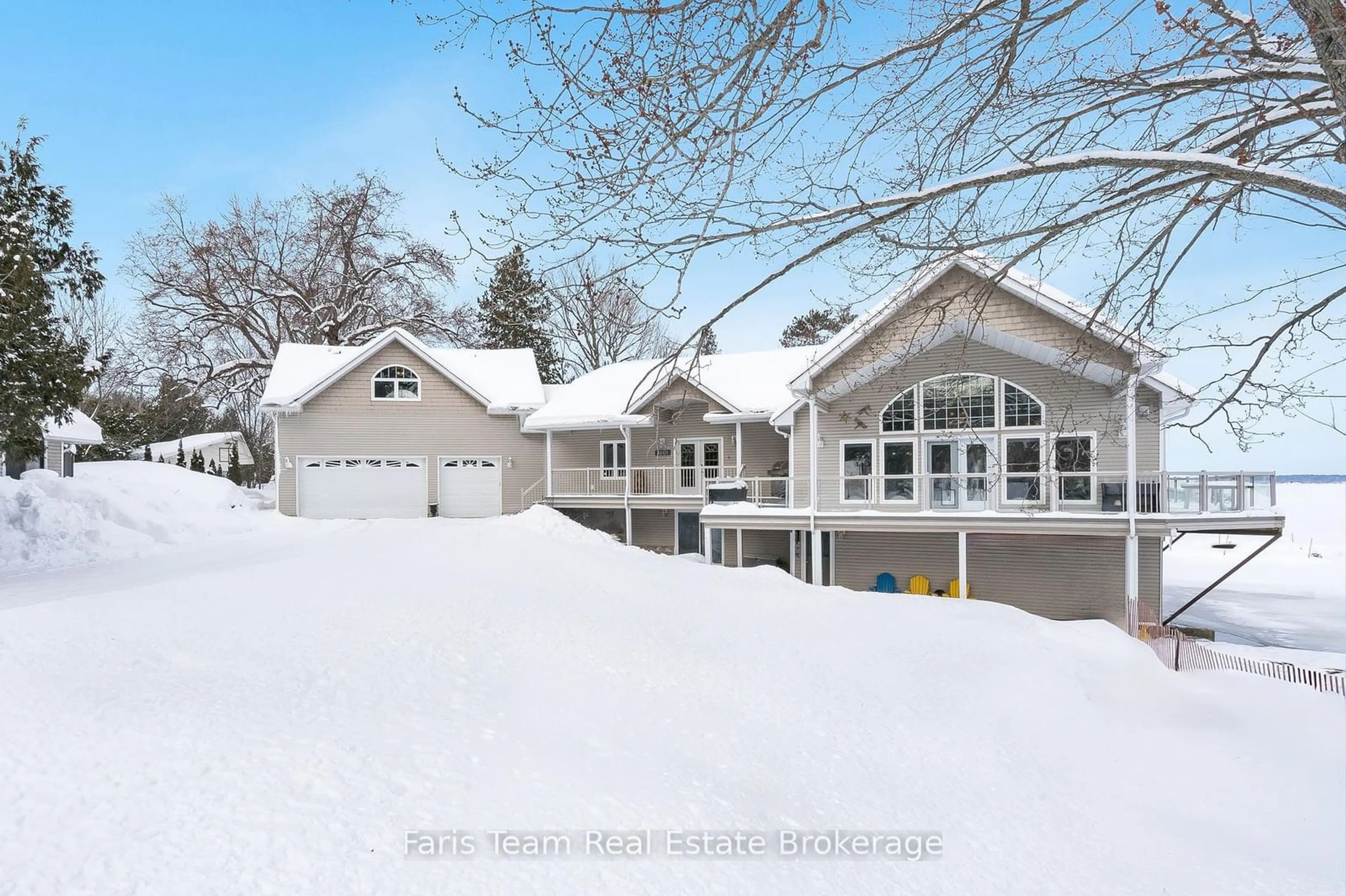 A pic from outside/outdoor area/front of a property/back of a property/a pic from drone, street for 1601 Port Stanton Pkwy, Severn Ontario P0E 1N0