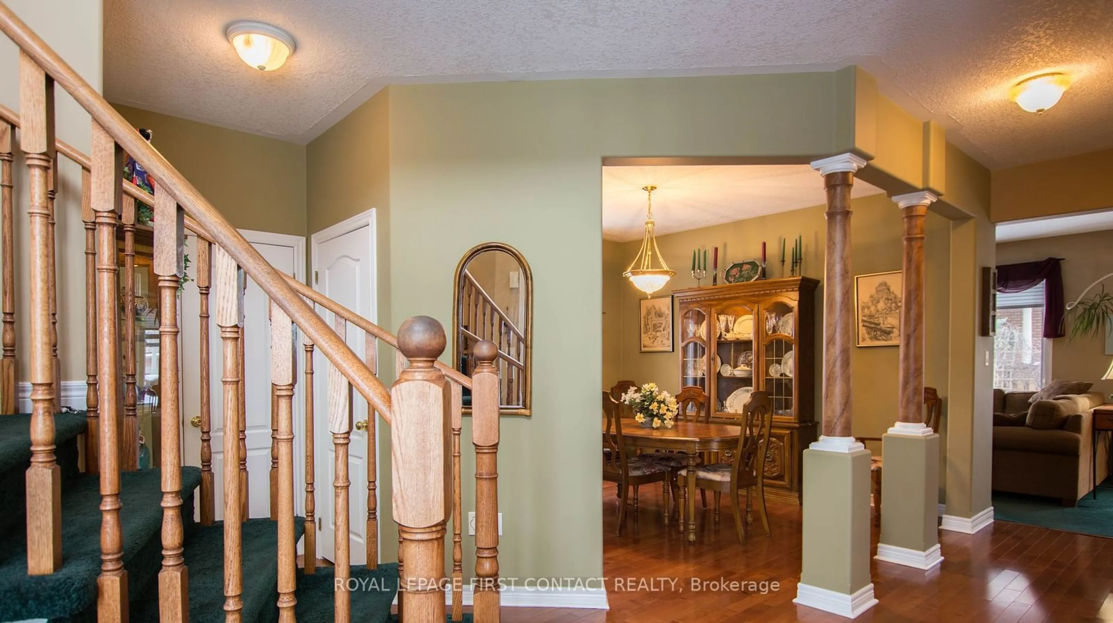 Indoor foyer for 47 Birkhall Pl, Barrie Ontario L4N 0K5