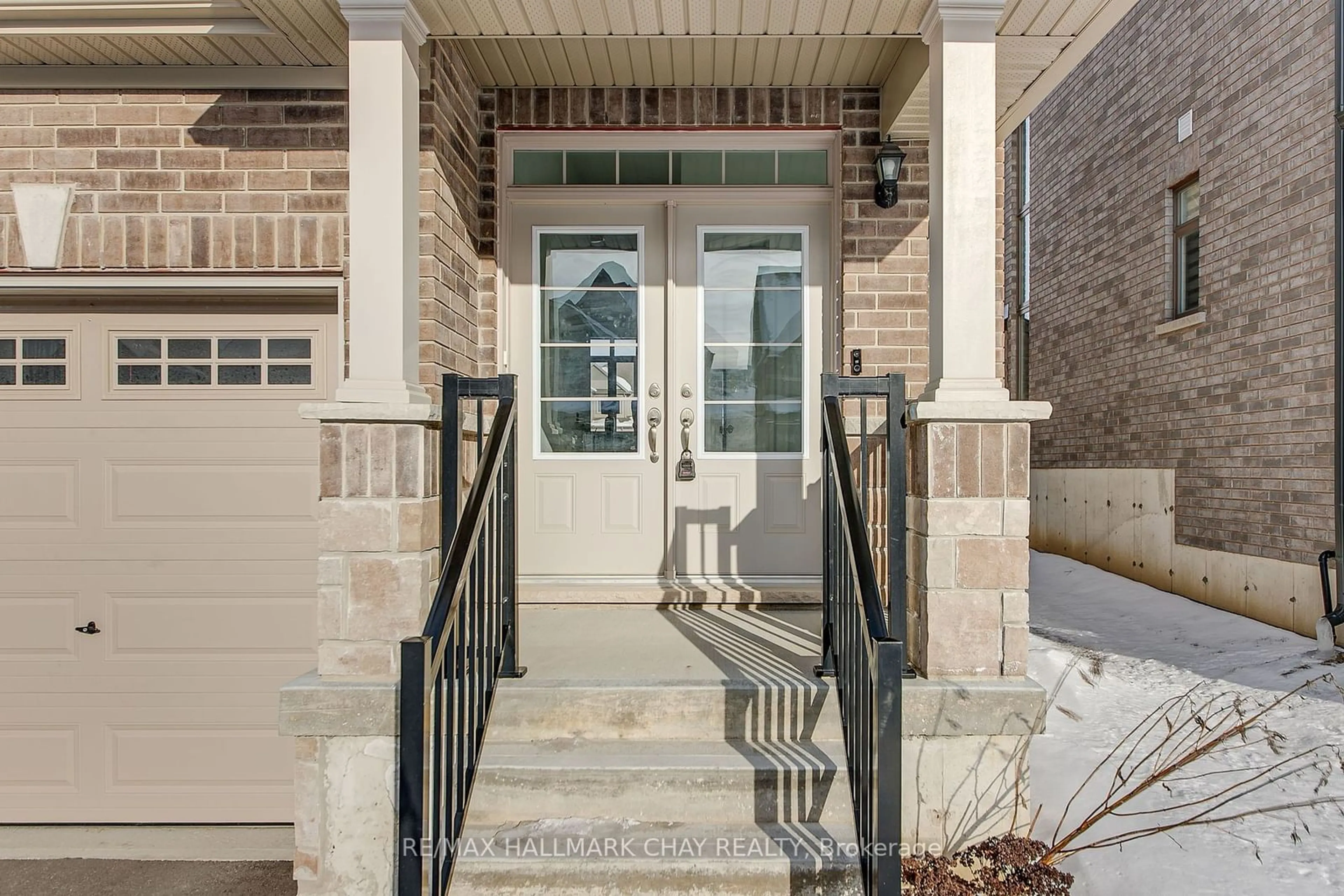 Indoor entryway for 11 Copperhill Hts, Barrie Ontario L9J 0L1