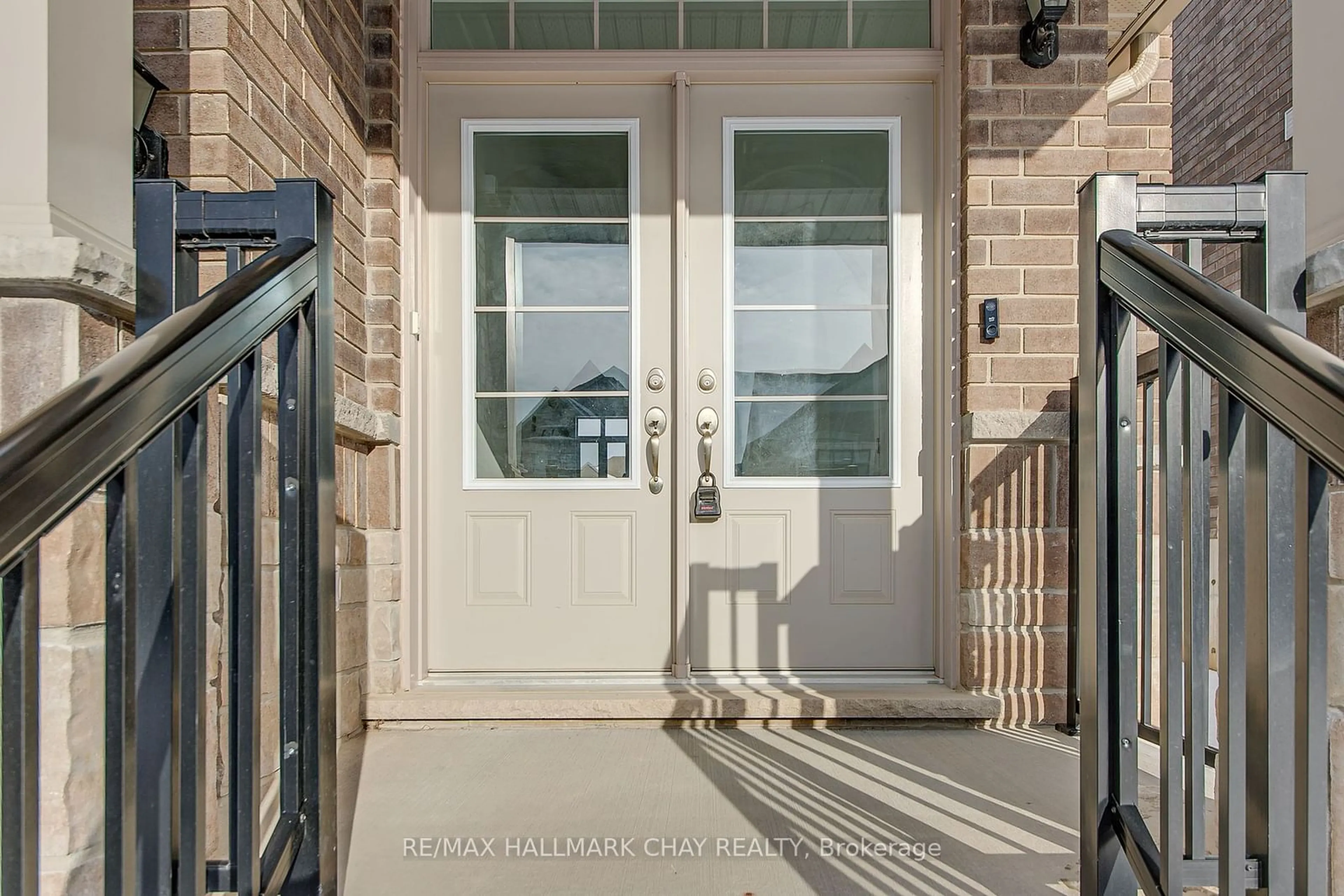 Indoor entryway for 11 Copperhill Hts, Barrie Ontario L9J 0L1