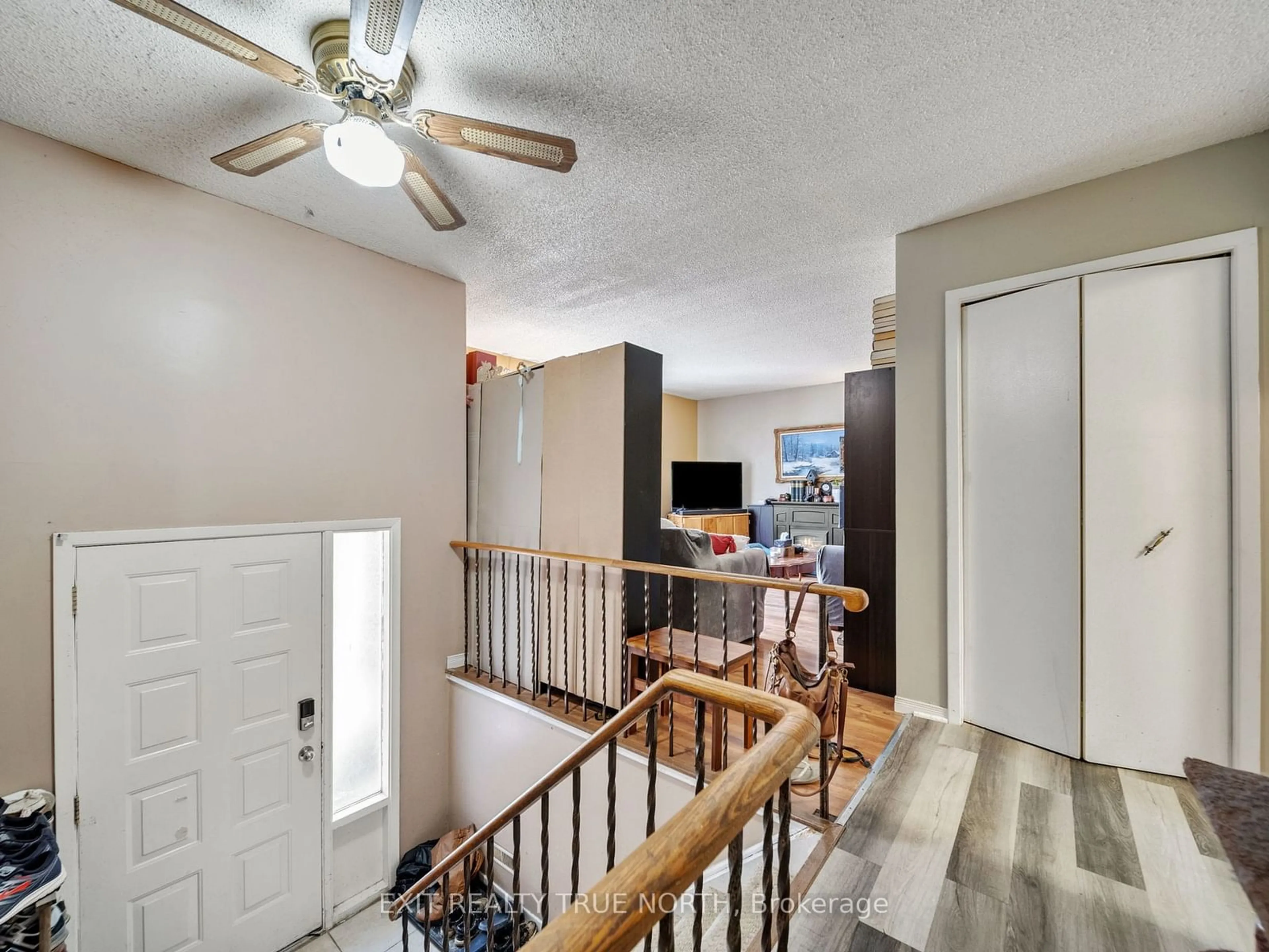 Indoor entryway for 278 Anne St, Barrie Ontario L4N 5H9