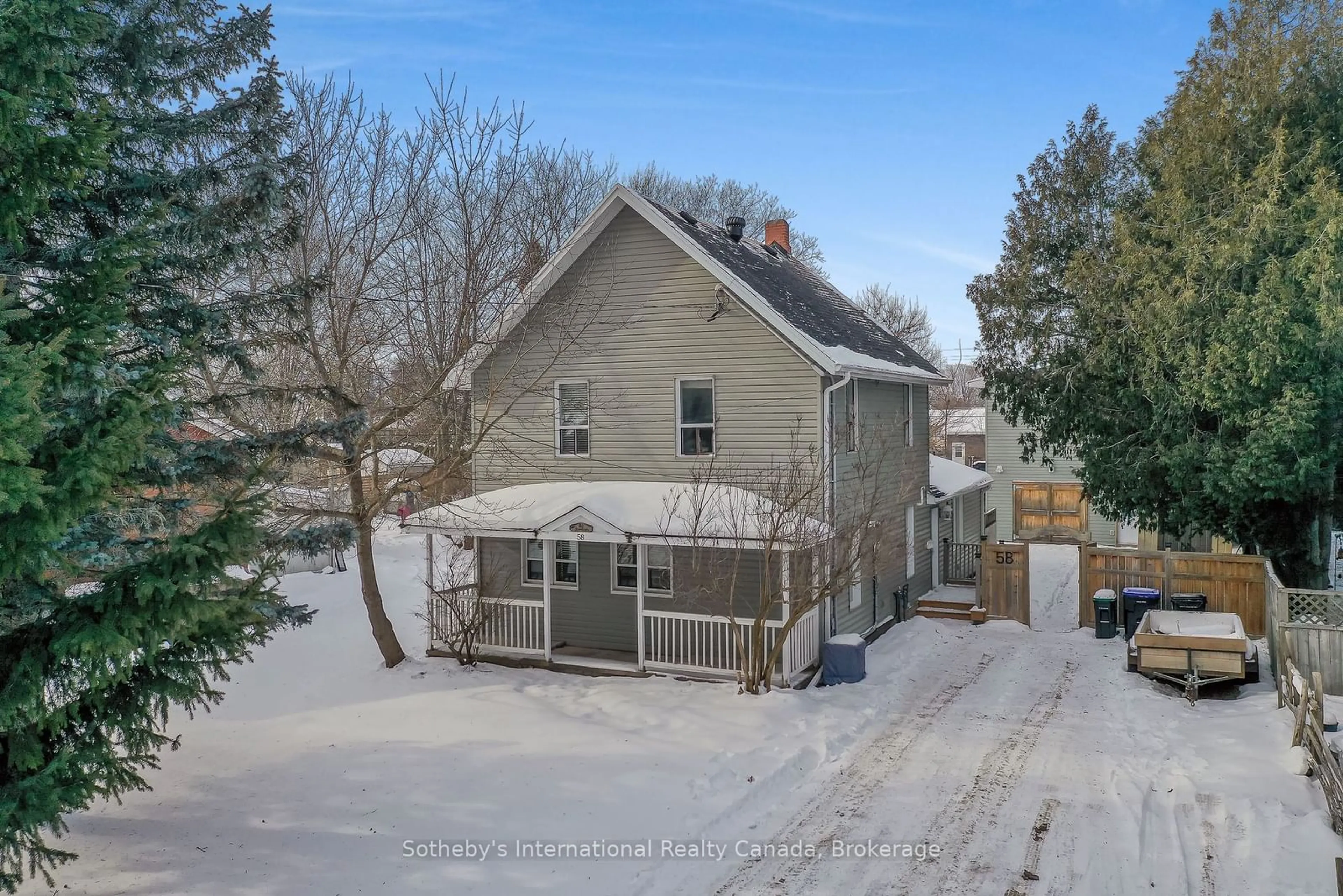 A pic from outside/outdoor area/front of a property/back of a property/a pic from drone, street for 58 Cedar St, Collingwood Ontario L9Y 3A5