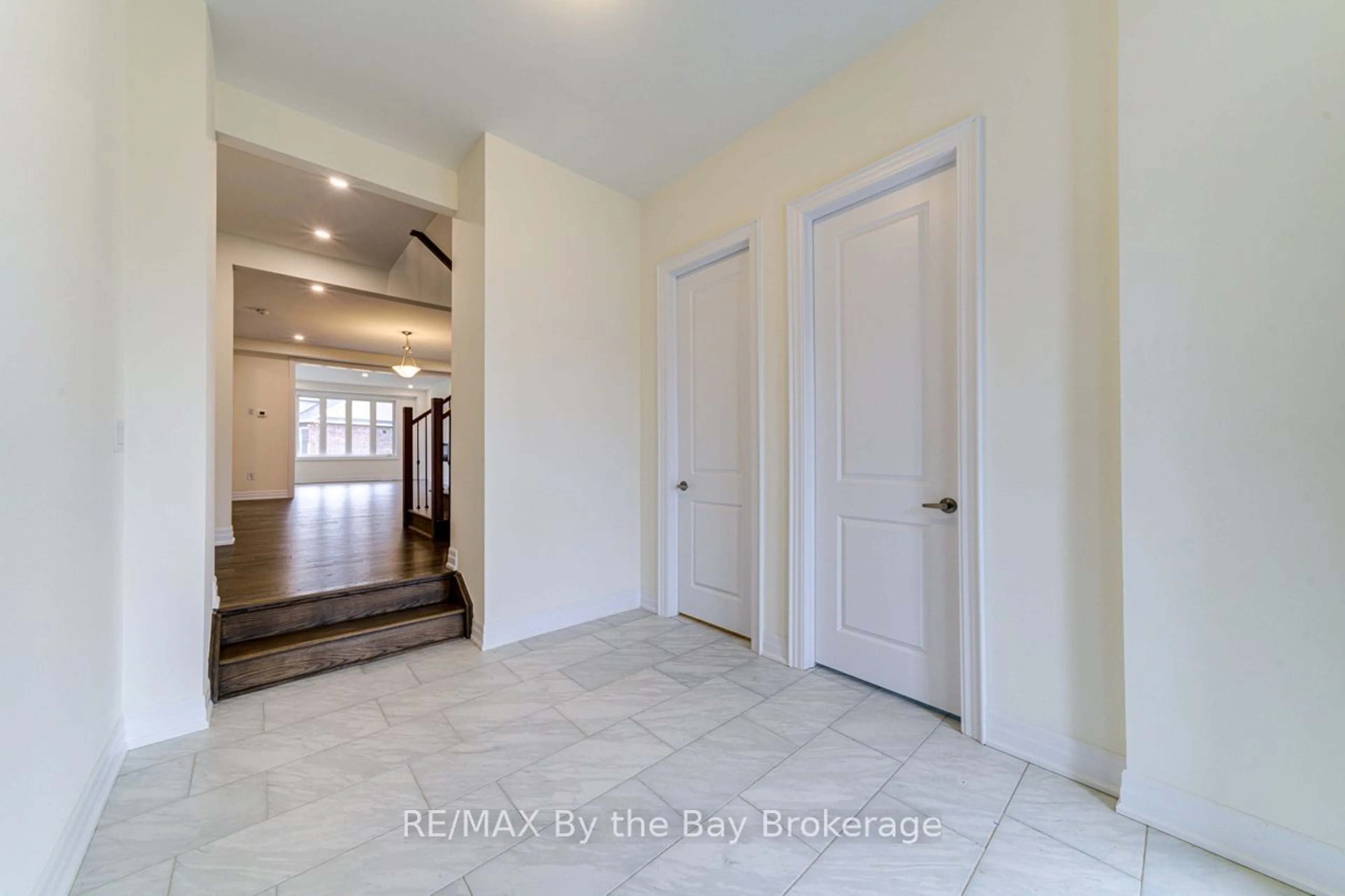 Indoor entryway for 169 Rosanne Circ, Wasaga Beach Ontario L9Z 0N1