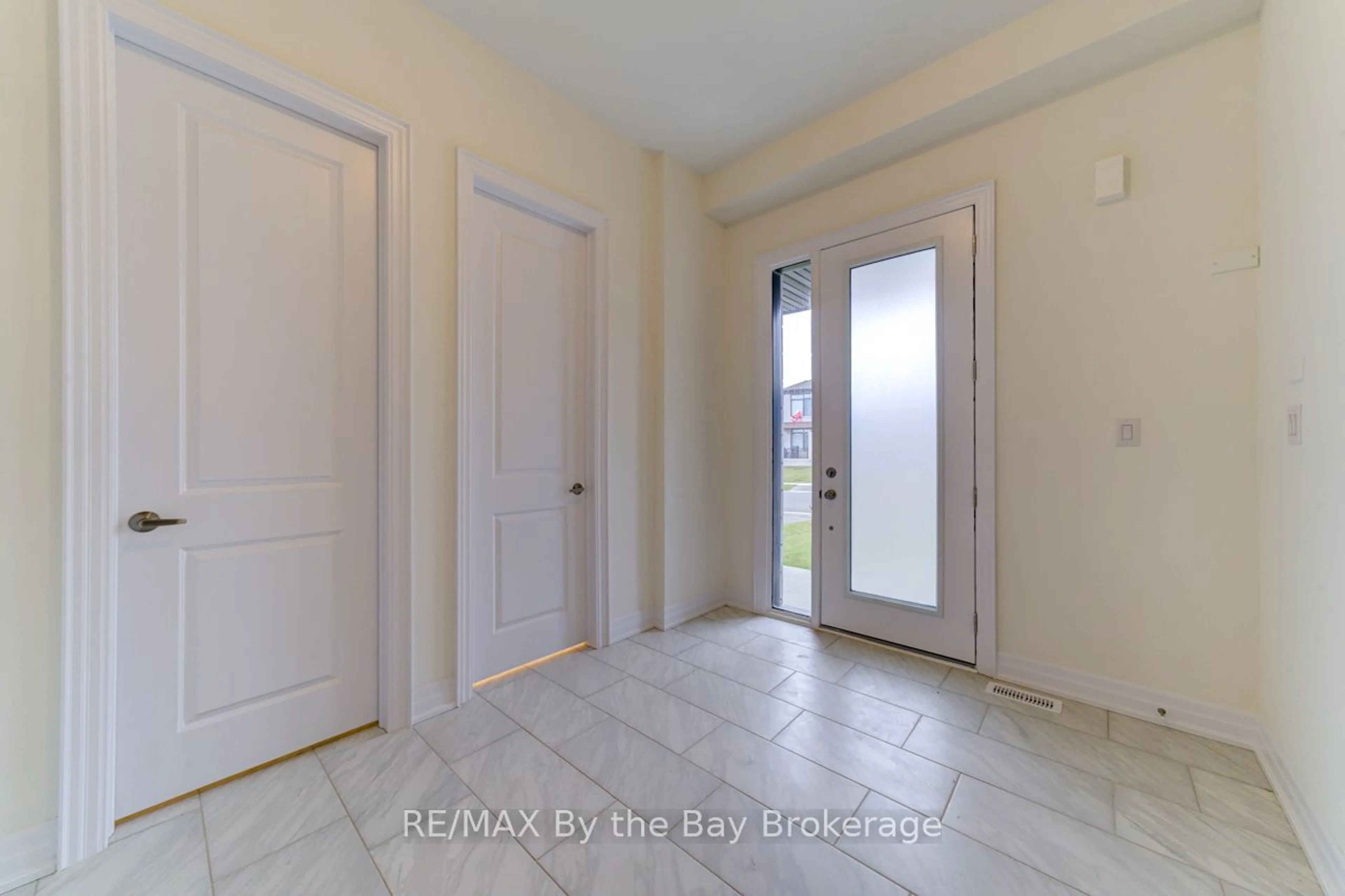 Indoor entryway for 169 Rosanne Circ, Wasaga Beach Ontario L9Z 0N1